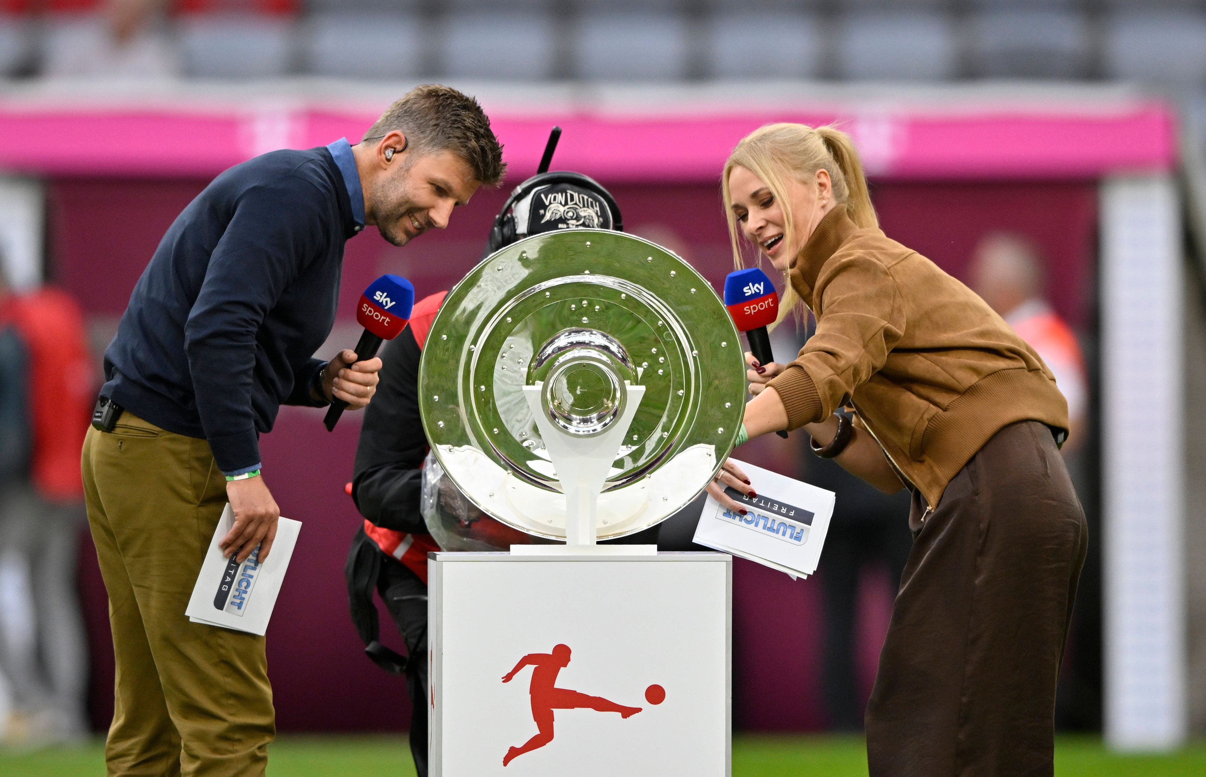 Thomas Hitzlsperger und Britta Hofmann beim Blick auf die Meisterschale.