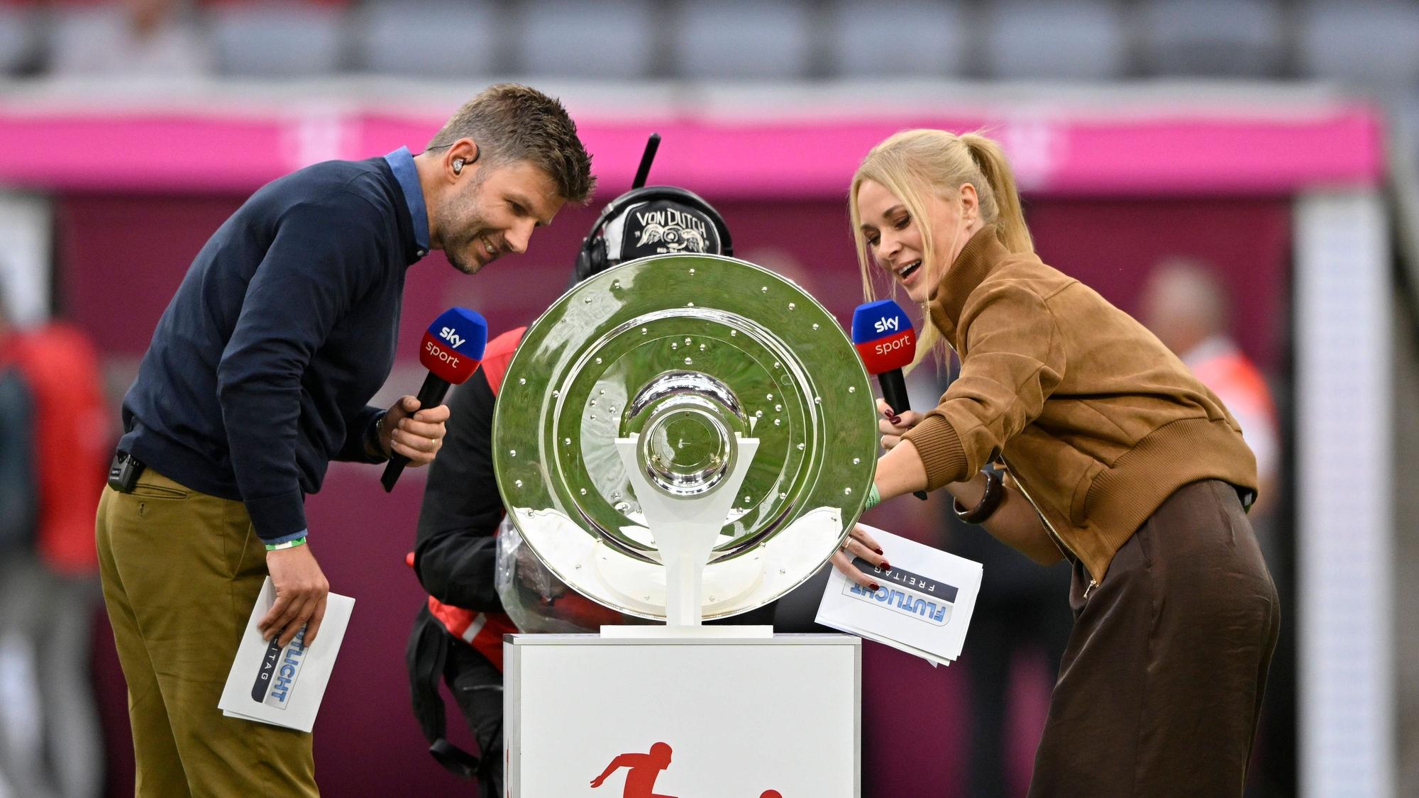 Thomas Hitzlsperger und Britta Hofmann beim Blick auf die Meisterschale.