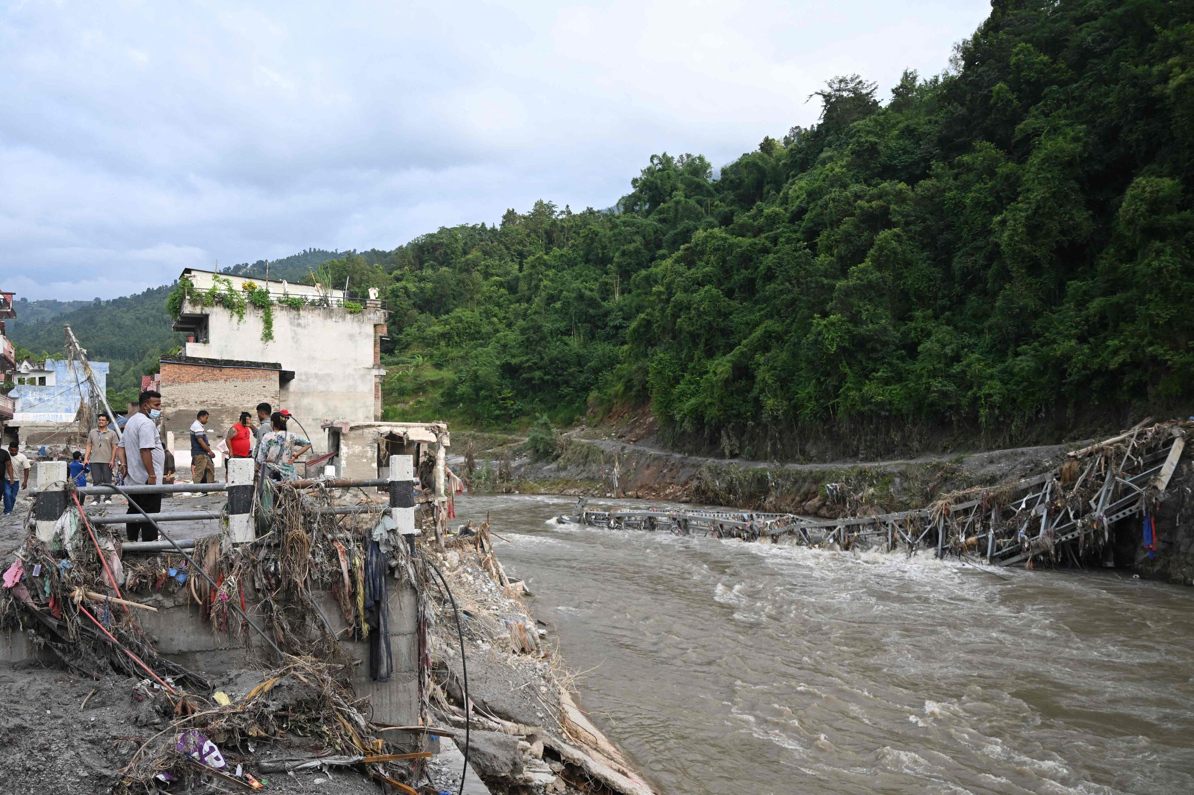Viele Ortschaften in Nepal sind völlig zerstört. In Devighat ist eine Brücke eingestürzt.