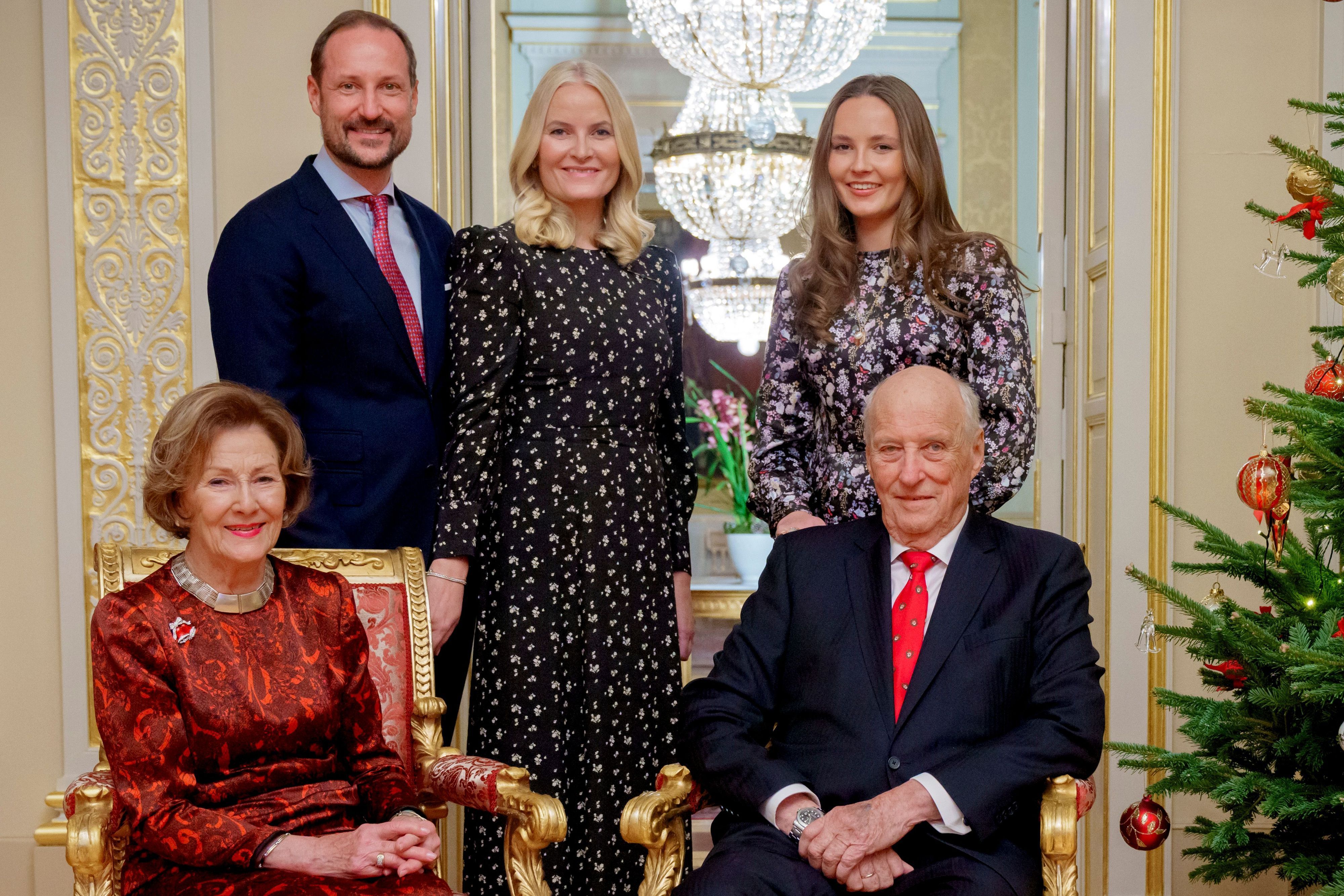 Der norwegische König Harald (r) und Königin Sonja (l) zusammen mit Kronprinz Haakon, Prinzessin Ingrid Alexandra (hinten r) und Kronprinzessin Mette-Marit im Roten Salon des Palastes in Oslo während des Weihnachtsfotoshootings.
