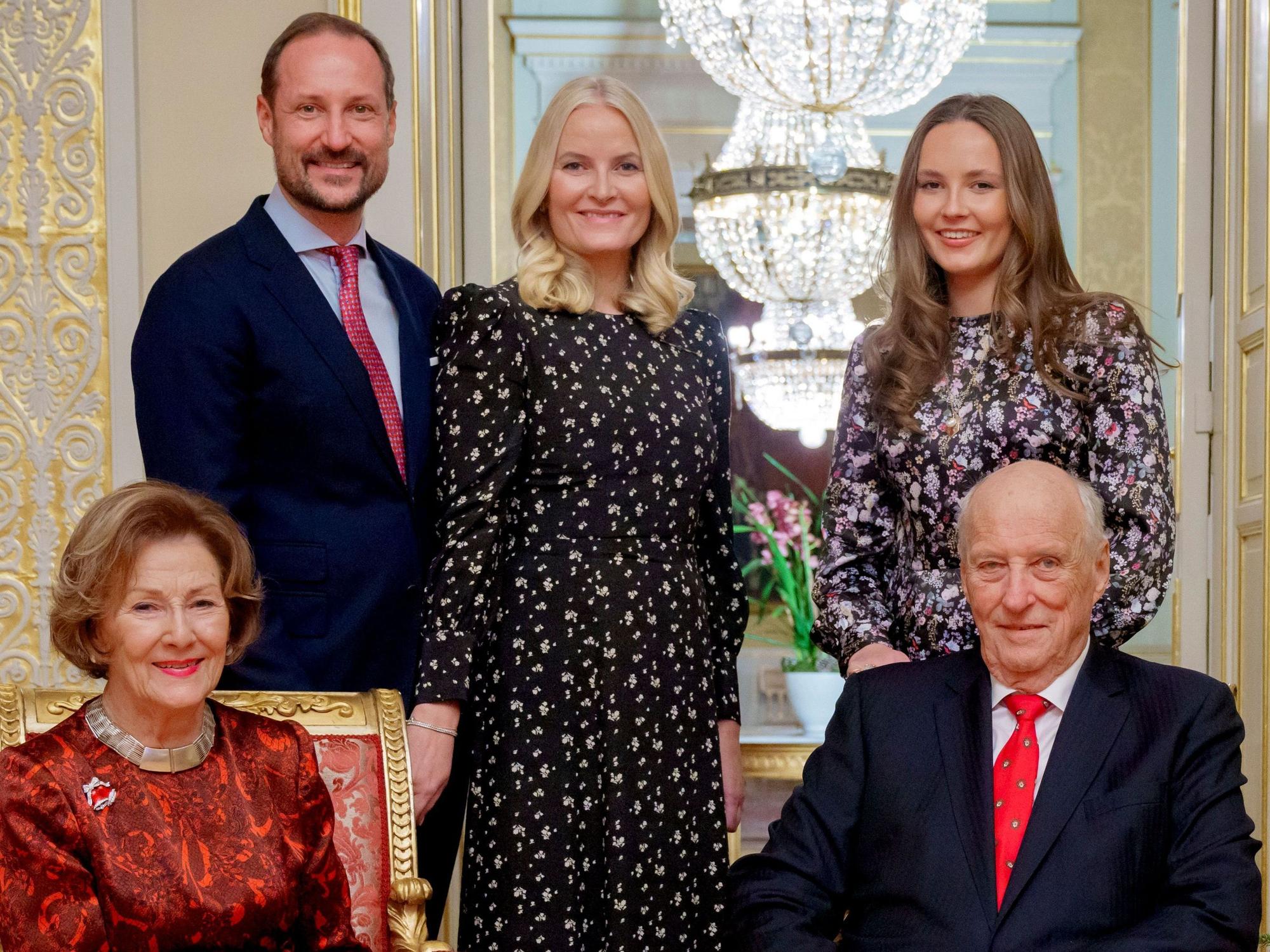 Der norwegische König Harald (r) und Königin Sonja (l) zusammen mit Kronprinz Haakon, Prinzessin Ingrid Alexandra (hinten r) und Kronprinzessin Mette-Marit im Roten Salon des Palastes in Oslo während des Weihnachtsfotoshootings.