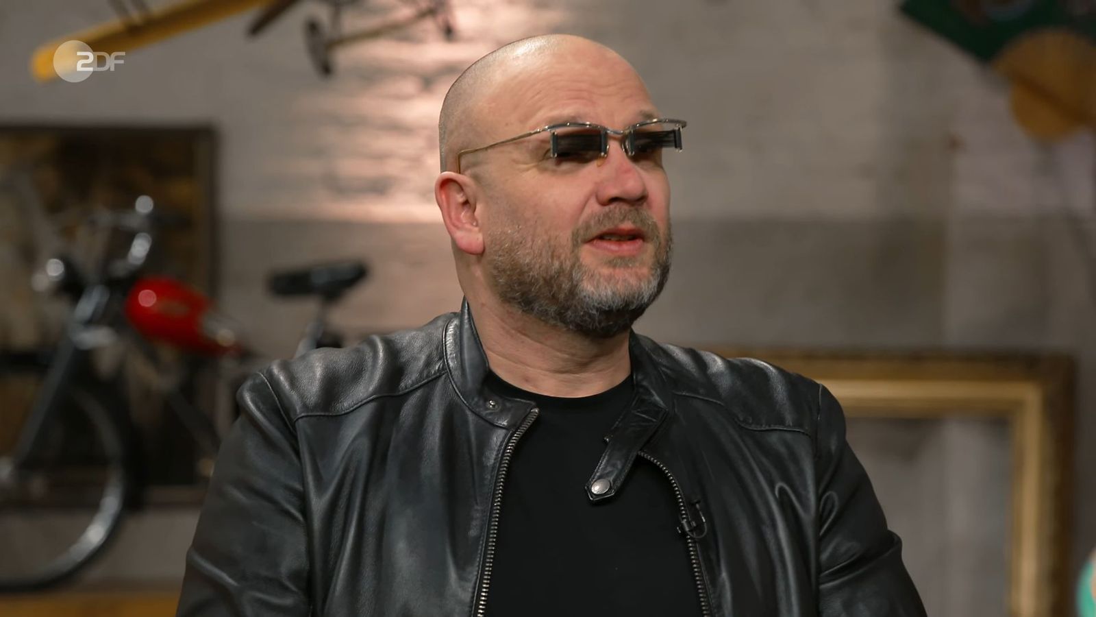 „Das sieht aber cool aus“, machte Horst Lichter seinem „Bares für Rares“-Experten Sven Deutschmanek (Bild) ob seiner Brille ein Kompliment. (Bild: ZDF)