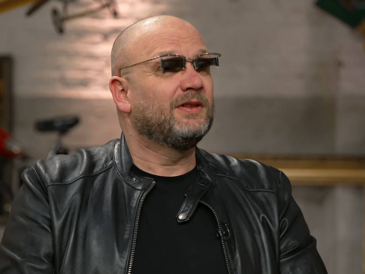 „Das sieht aber cool aus“, machte Horst Lichter seinem „Bares für Rares“-Experten Sven Deutschmanek (Bild) ob seiner Brille ein Kompliment. (Bild: ZDF)
