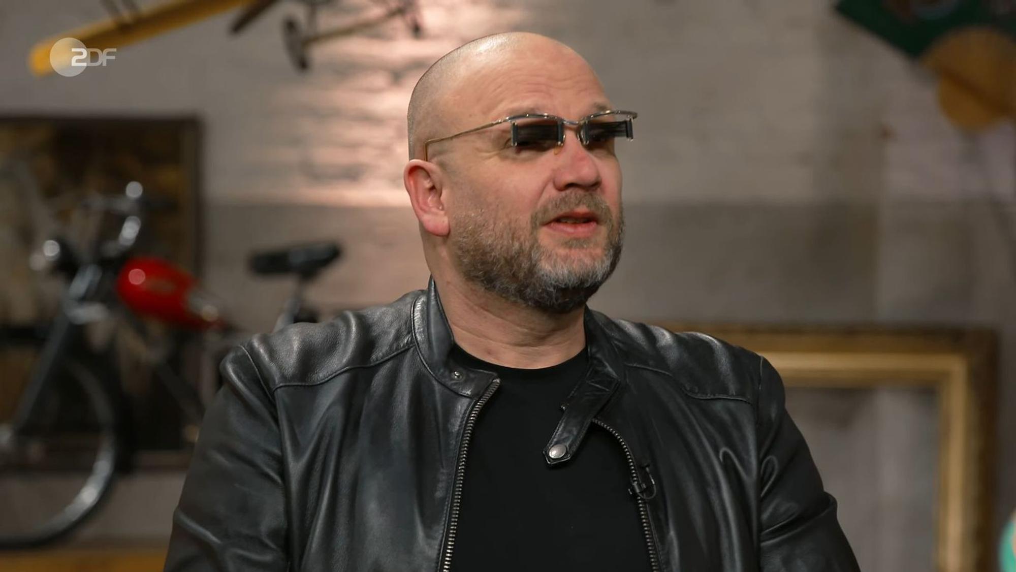„Das sieht aber cool aus“, machte Horst Lichter seinem „Bares für Rares“-Experten Sven Deutschmanek (Bild) ob seiner Brille ein Kompliment. (Bild: ZDF)