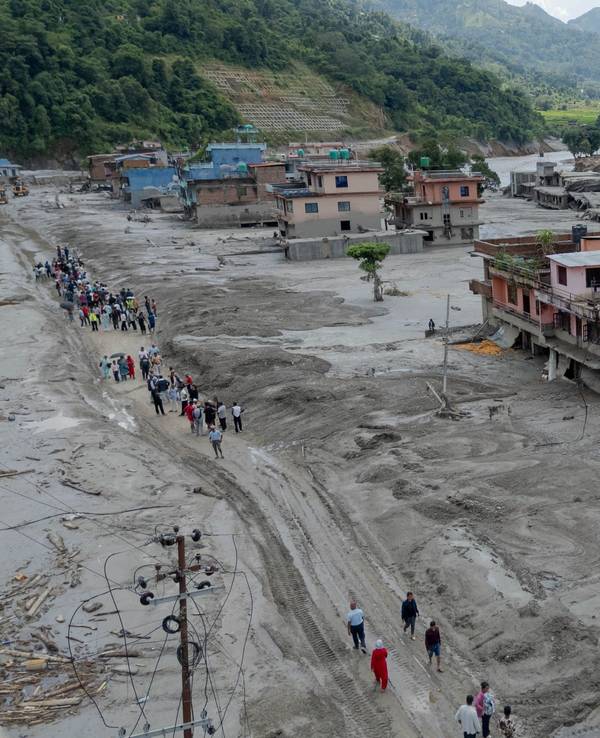 Die von der staatlichen chinesischen Nachrichtenagentur Xinhua zur Verfügung gestellte Aufnahme mit einer Drohne zeigt einen Blick auf ein von einer Sturzflut getroffenes Gebiet.