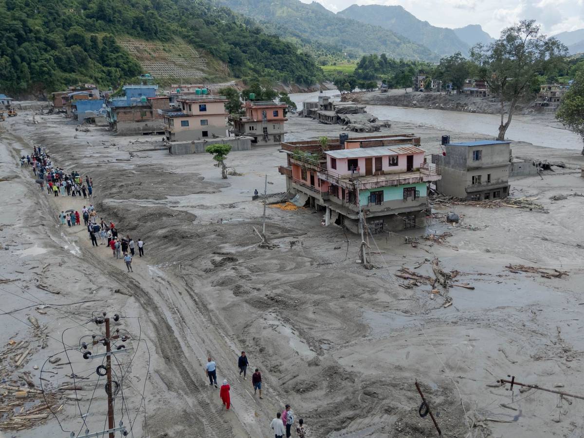 Die von der staatlichen chinesischen Nachrichtenagentur Xinhua zur Verfügung gestellte Aufnahme mit einer Drohne zeigt einen Blick auf ein von einer Sturzflut getroffenes Gebiet.