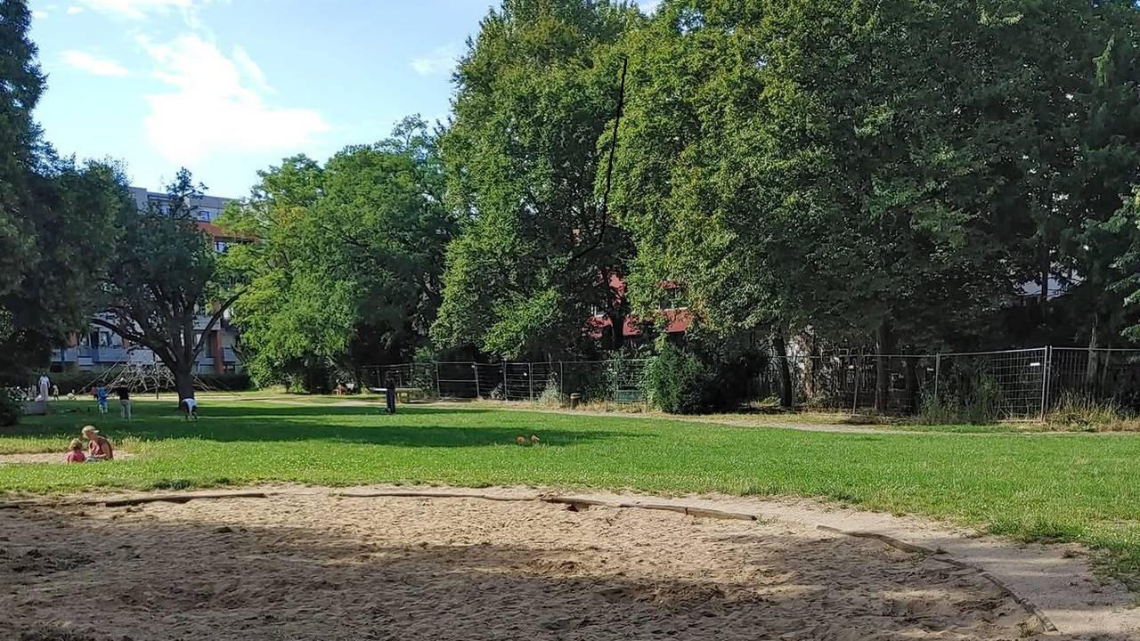 Ein Spielplatz mit einer großen Sandkiste.