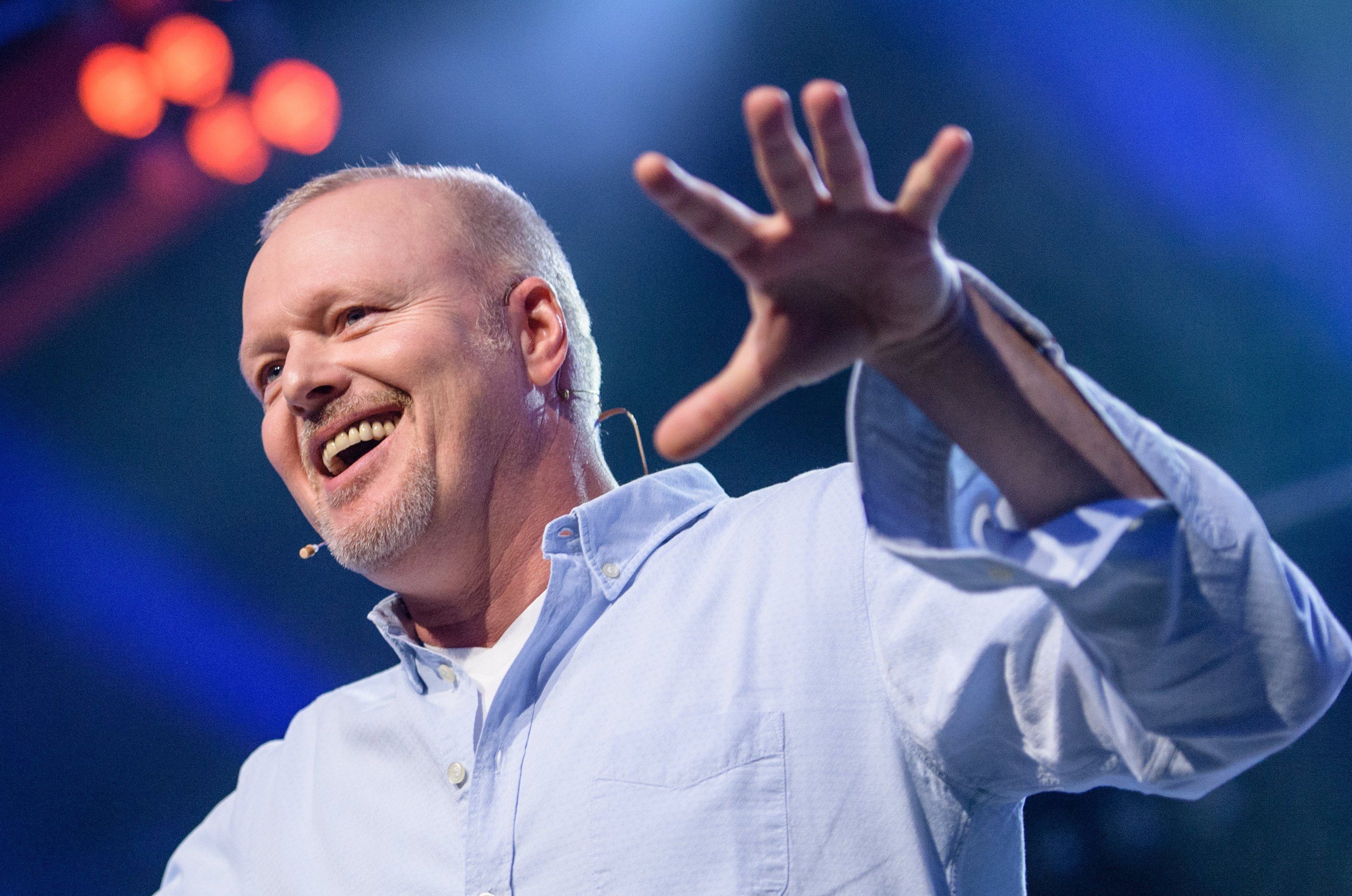 Stefan Raab lachend und gestikulierend