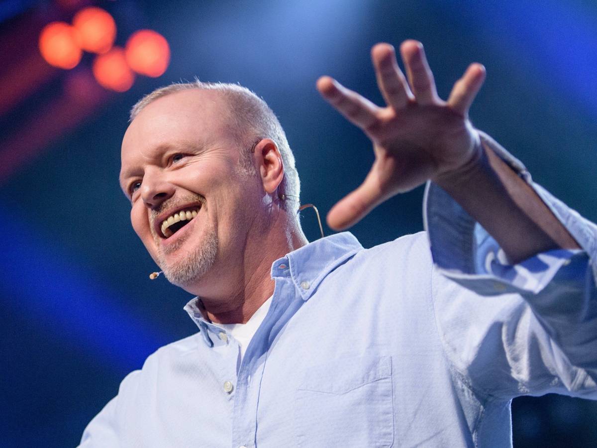 Stefan Raab lachend und gestikulierend