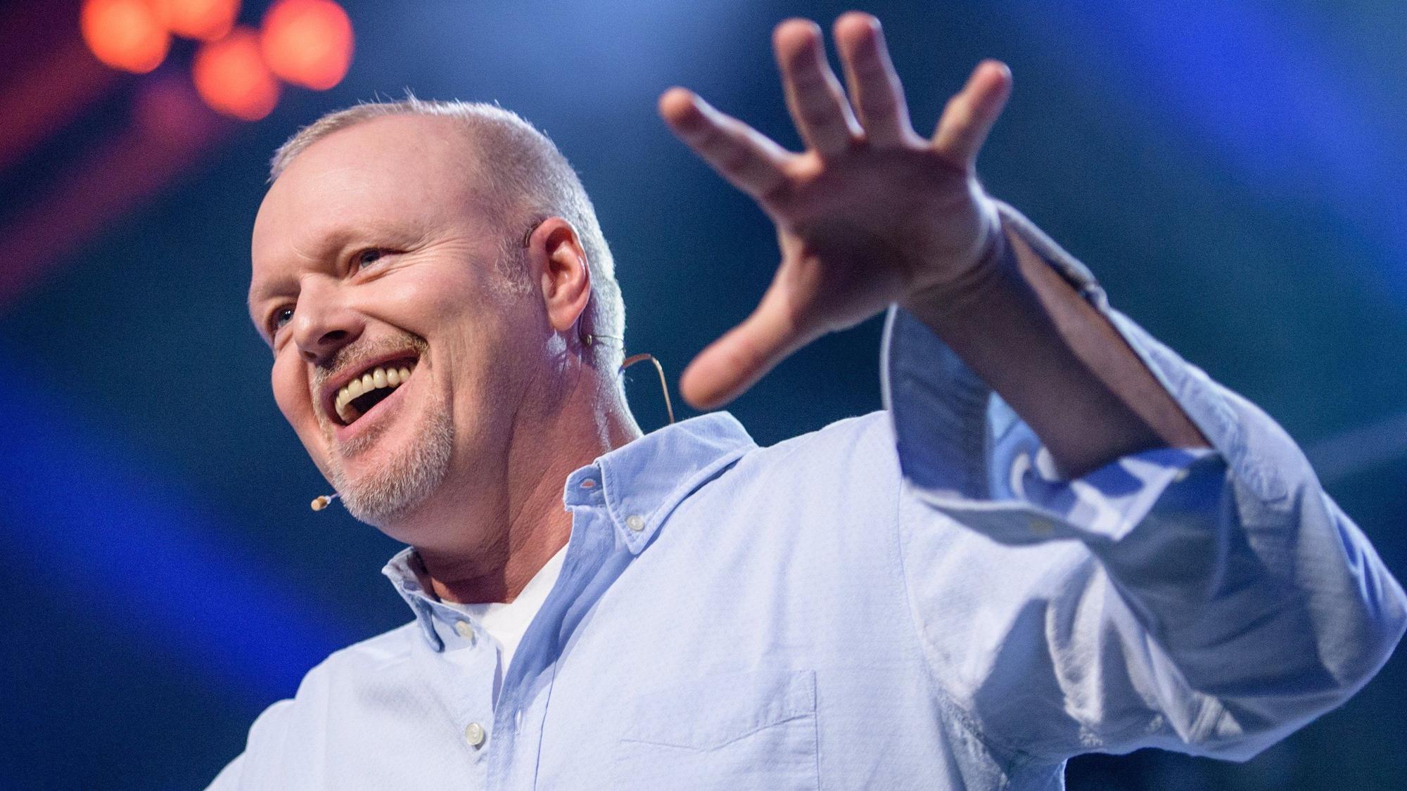 Stefan Raab lachend und gestikulierend