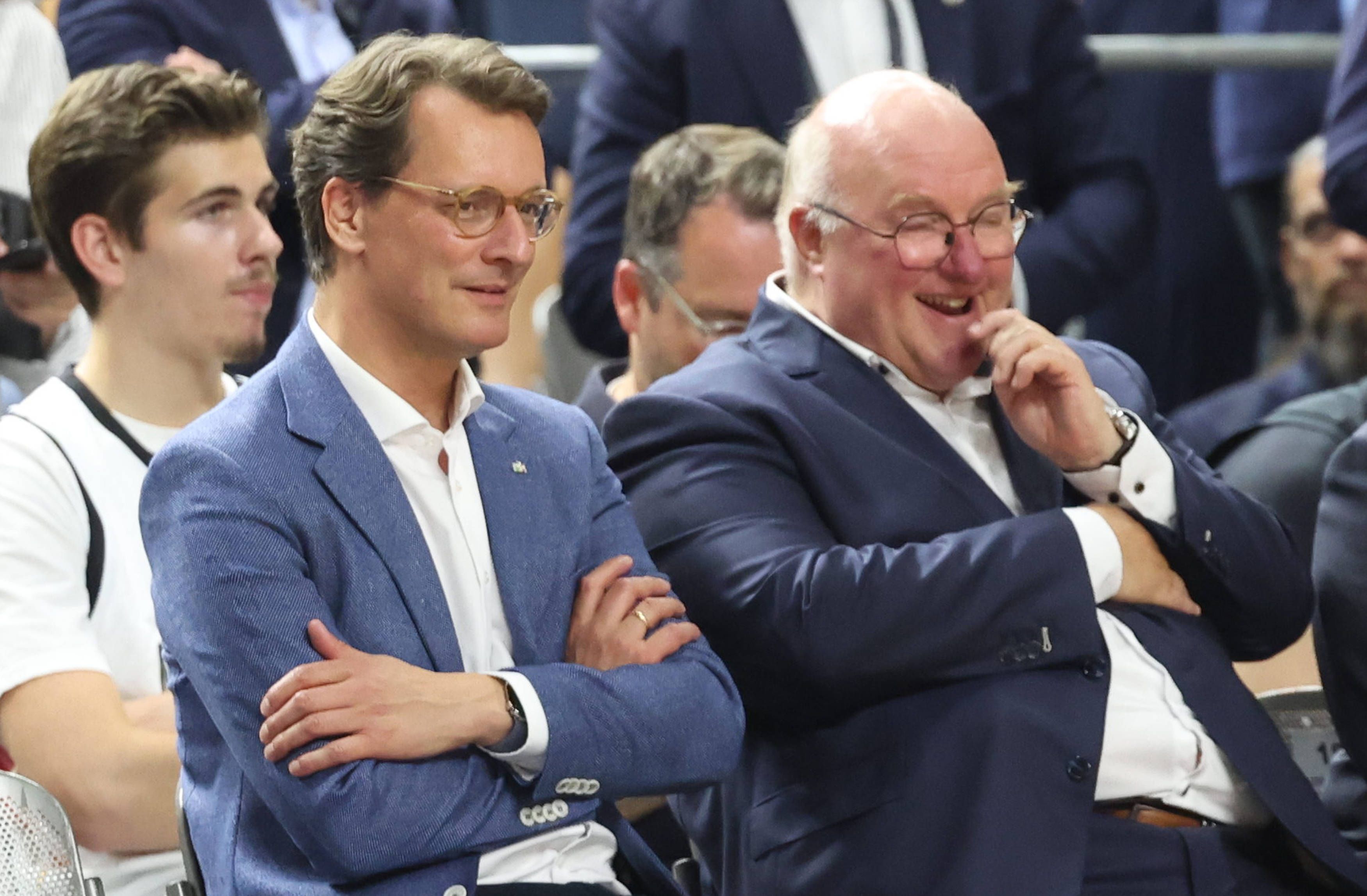 Hendrik Wüst neben Ingo Weiss beim Basketball.