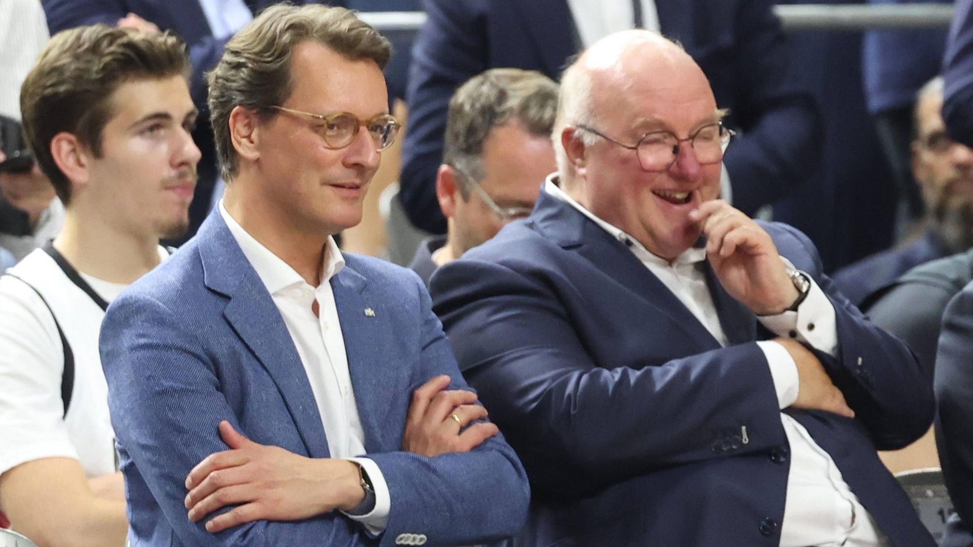 Hendrik Wüst neben Ingo Weiss beim Basketball.