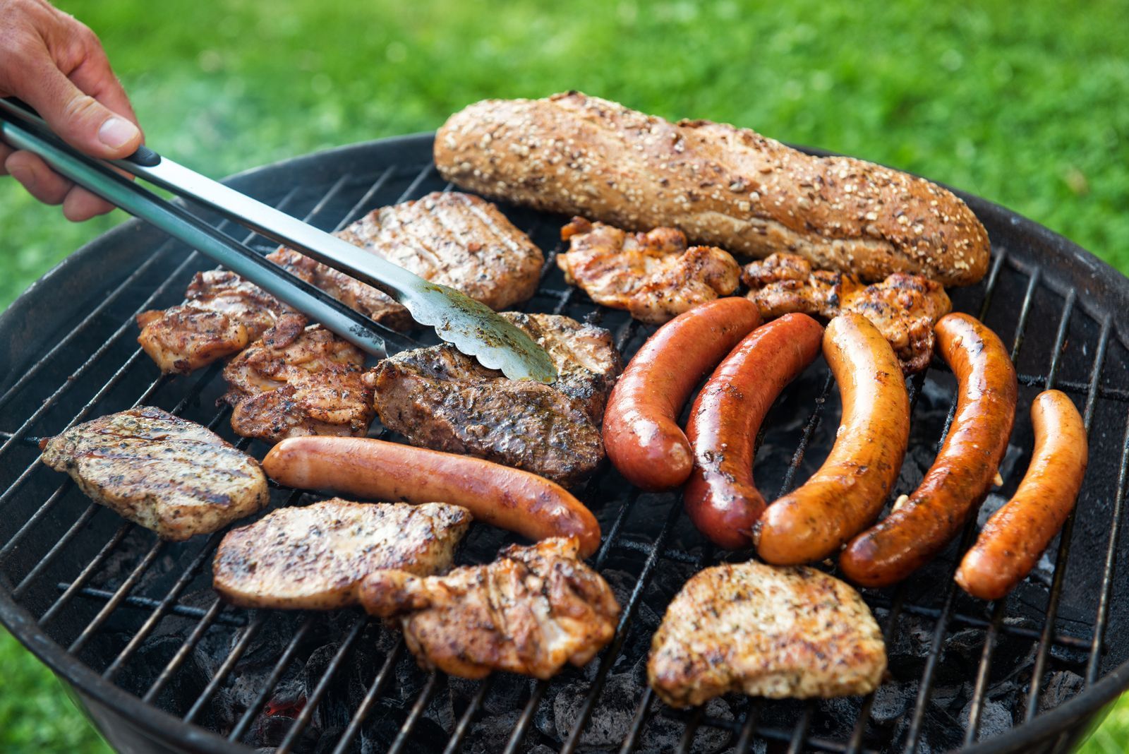Fleisch ist nach wie vor das Grillgut, das von den Deutschen am häufigsten nachgefragt wird.  (Bild: iStock/ash_med)