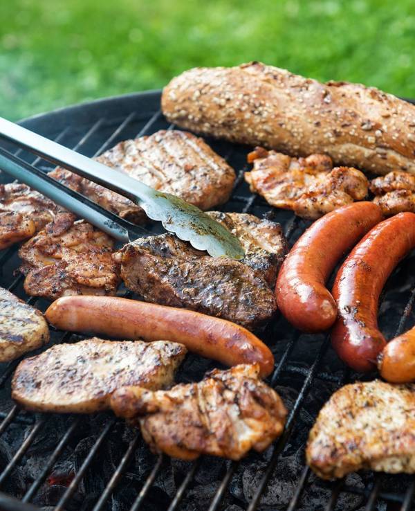 Fleisch ist nach wie vor das Grillgut, das von den Deutschen am häufigsten nachgefragt wird. (Bild: iStock/ash_med)