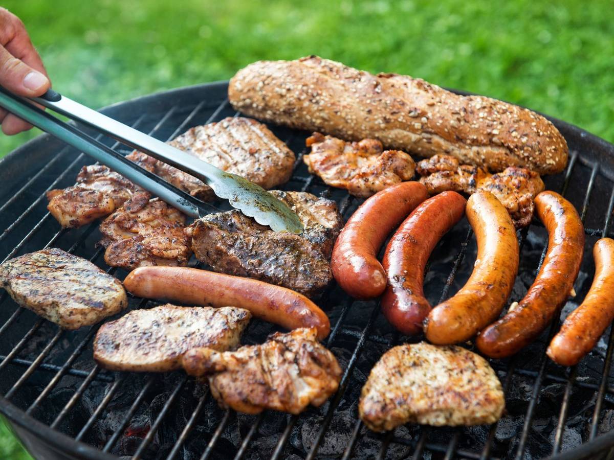 Fleisch ist nach wie vor das Grillgut, das von den Deutschen am häufigsten nachgefragt wird. (Bild: iStock/ash_med)