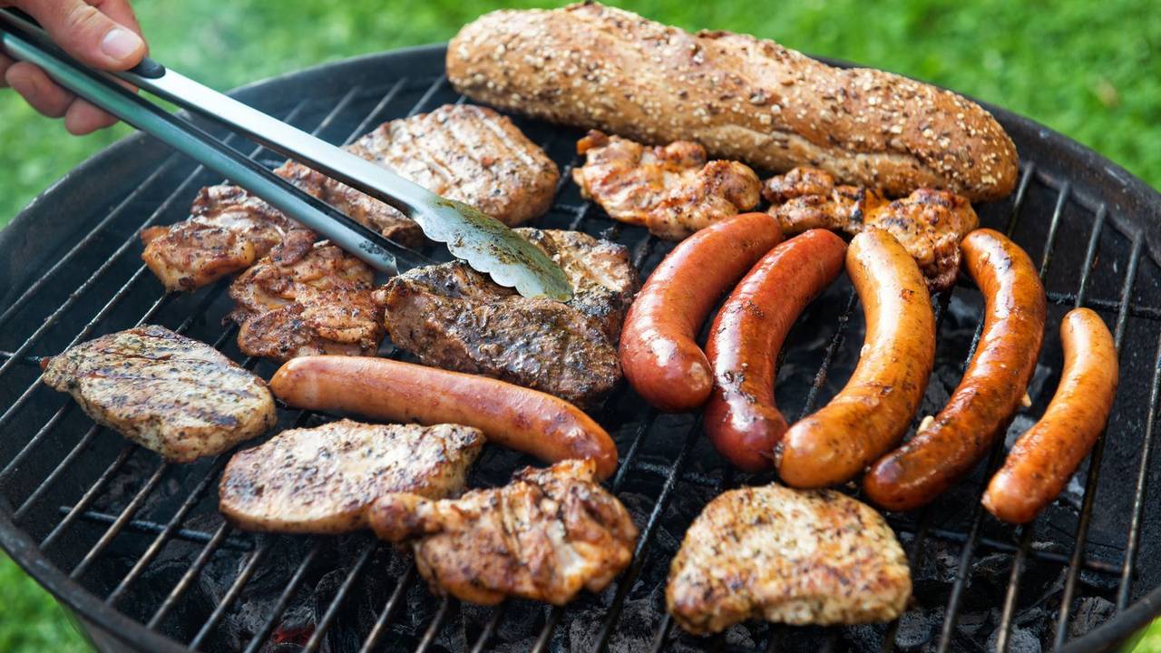 Fleisch ist nach wie vor das Grillgut, das von den Deutschen am häufigsten nachgefragt wird. (Bild: iStock/ash_med)
