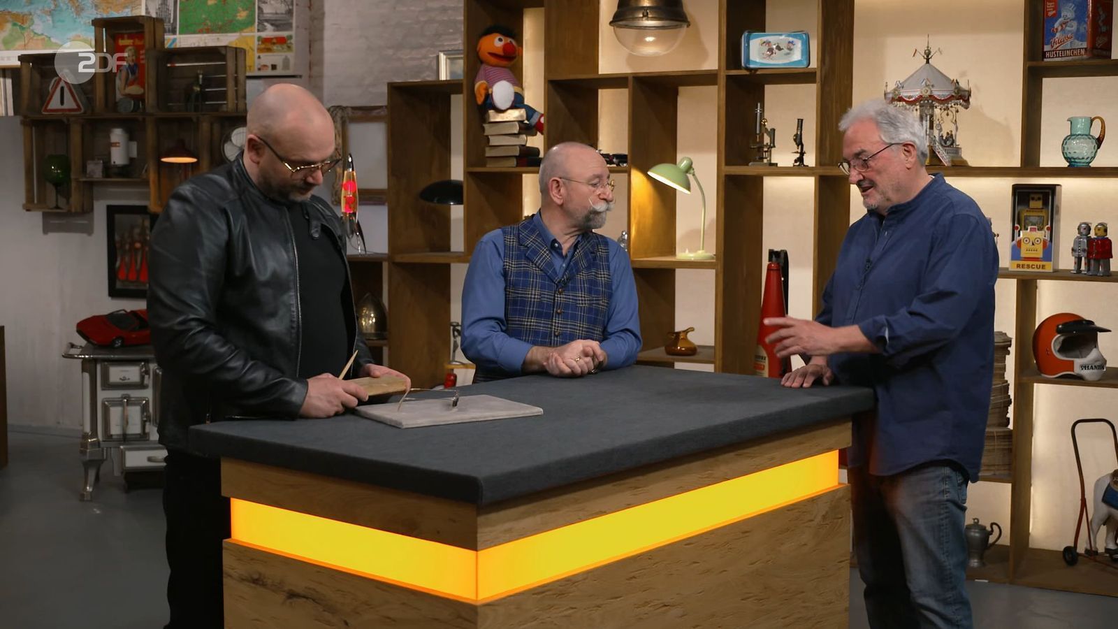 Verkäufer Josef hatte die Brille einst in einem „Pappkartönchen“ gefunden. (Bild: ZDF)