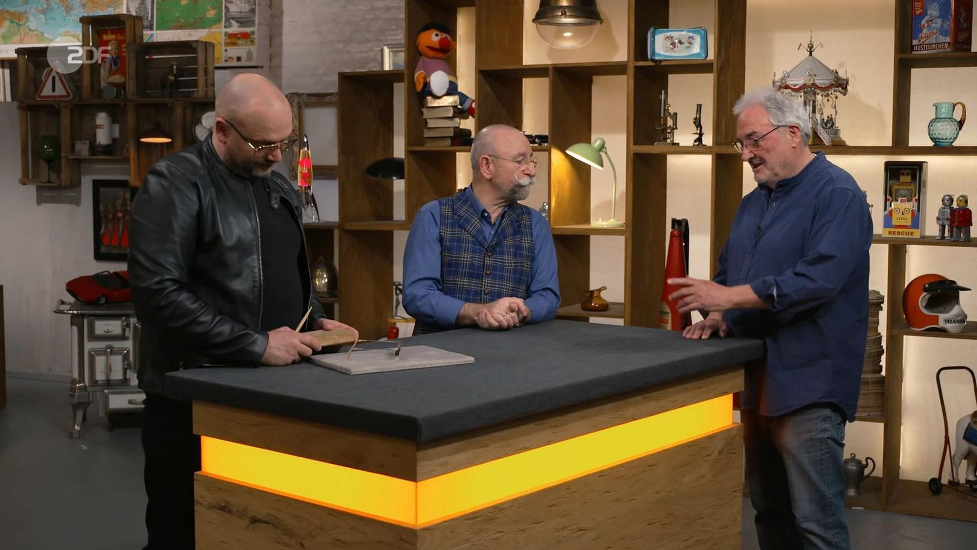 Verkäufer Josef hatte die Brille einst in einem „Pappkartönchen“ gefunden. (Bild: ZDF)