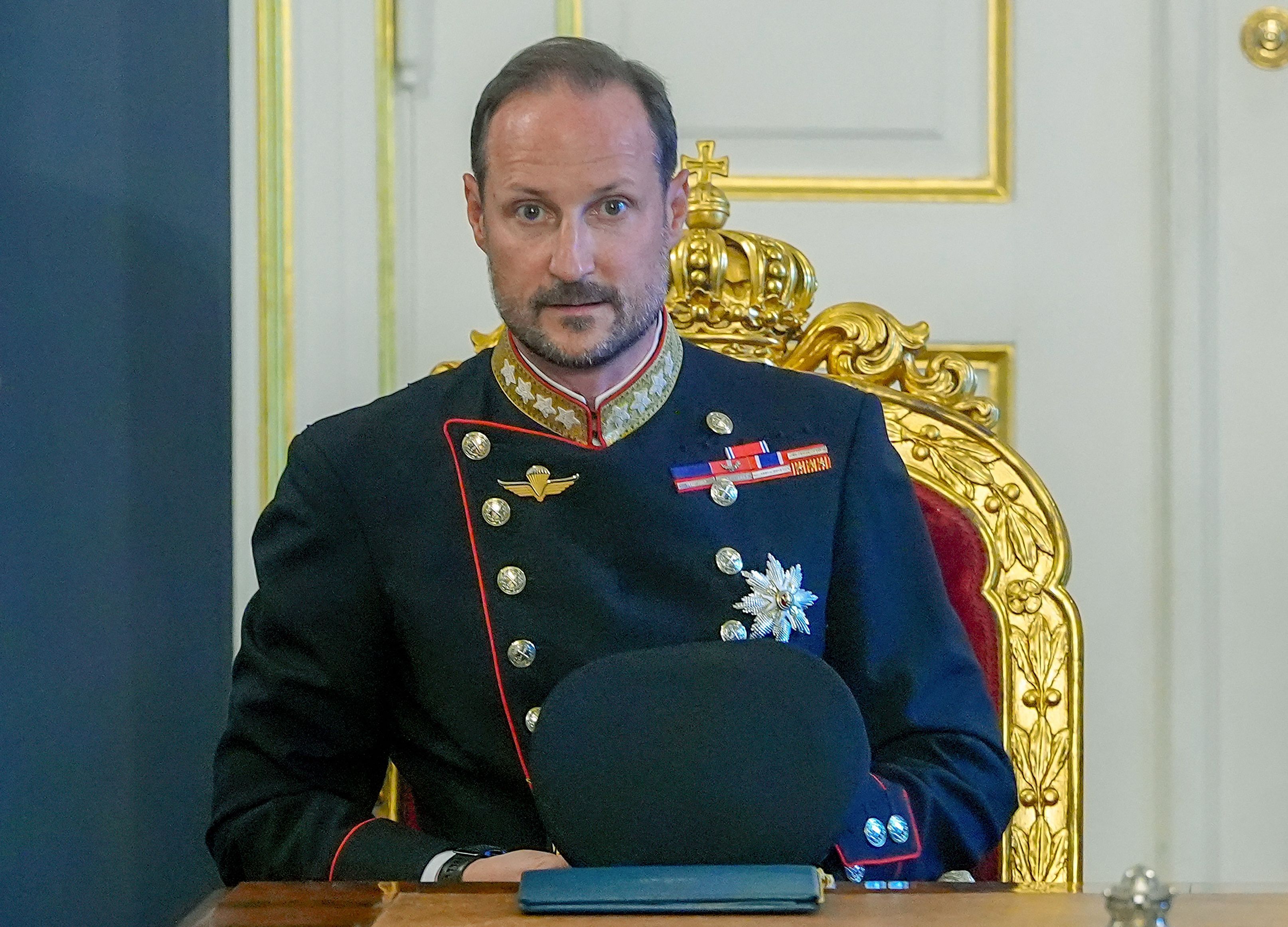 König Haakon VIII. von Norwegen sitzt am 28. August 2026 im Königspalast in Oslo an der Spitze des Tisches bei einer außerordentlichen Kabinettssitzung nach dem Tod von König Harald V. von Norwegen.