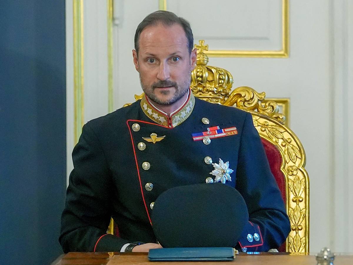 König Haakon VIII. von Norwegen sitzt am 28. August 2026 im Königspalast in Oslo an der Spitze des Tisches bei einer außerordentlichen Kabinettssitzung nach dem Tod von König Harald V. von Norwegen.