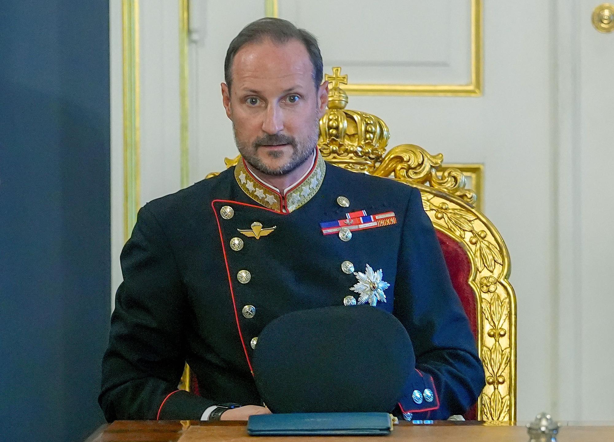 König Haakon VIII. von Norwegen sitzt am 28. August 2026 im Königspalast in Oslo an der Spitze des Tisches bei einer außerordentlichen Kabinettssitzung nach dem Tod von König Harald V. von Norwegen.