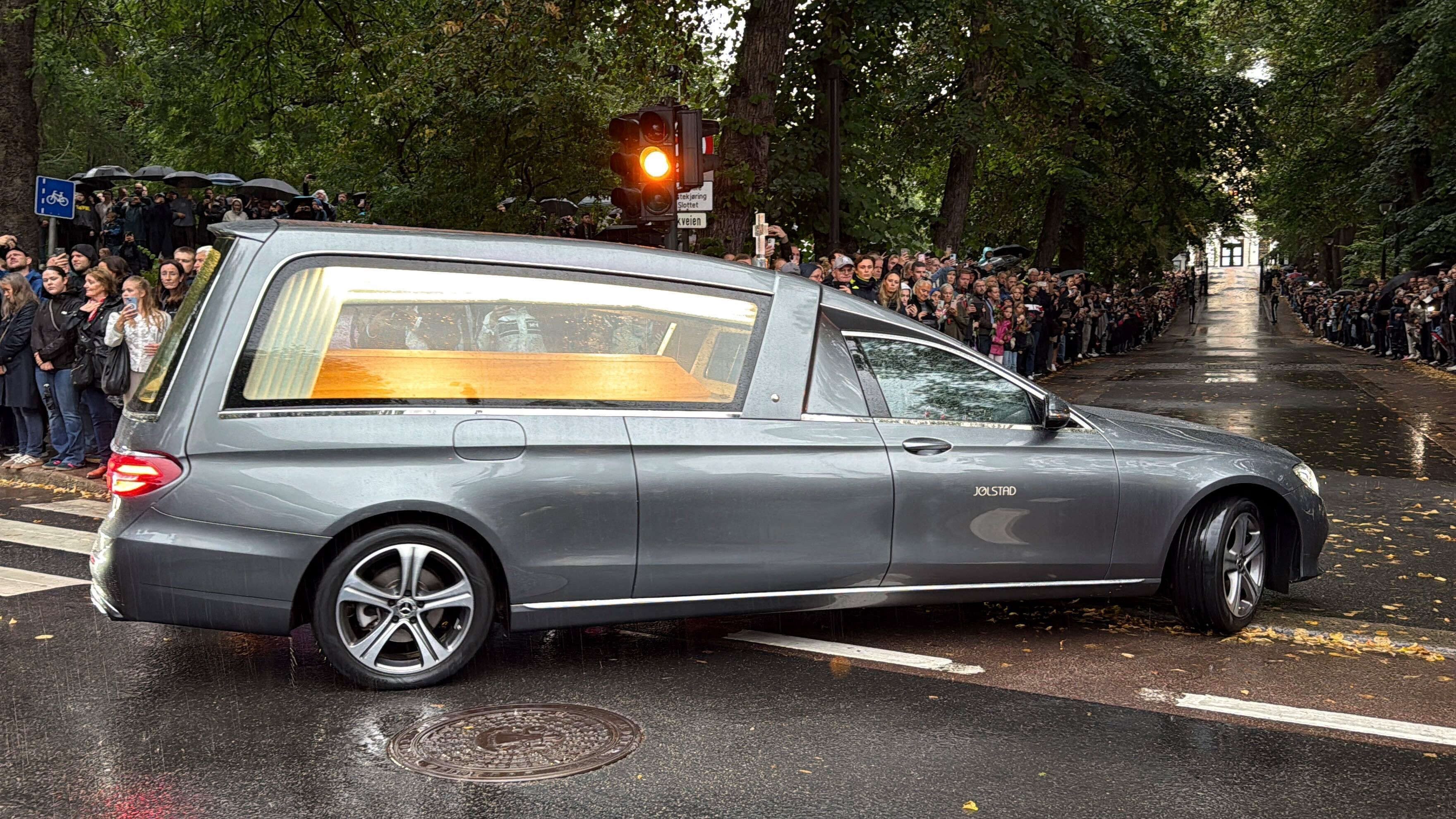Der Sarg mit Norwegens König Harald V. wird in einem Trauerzug von der Kapelle des Nationalkrankenhauses durch Oslo zum Königspalast gefahren.