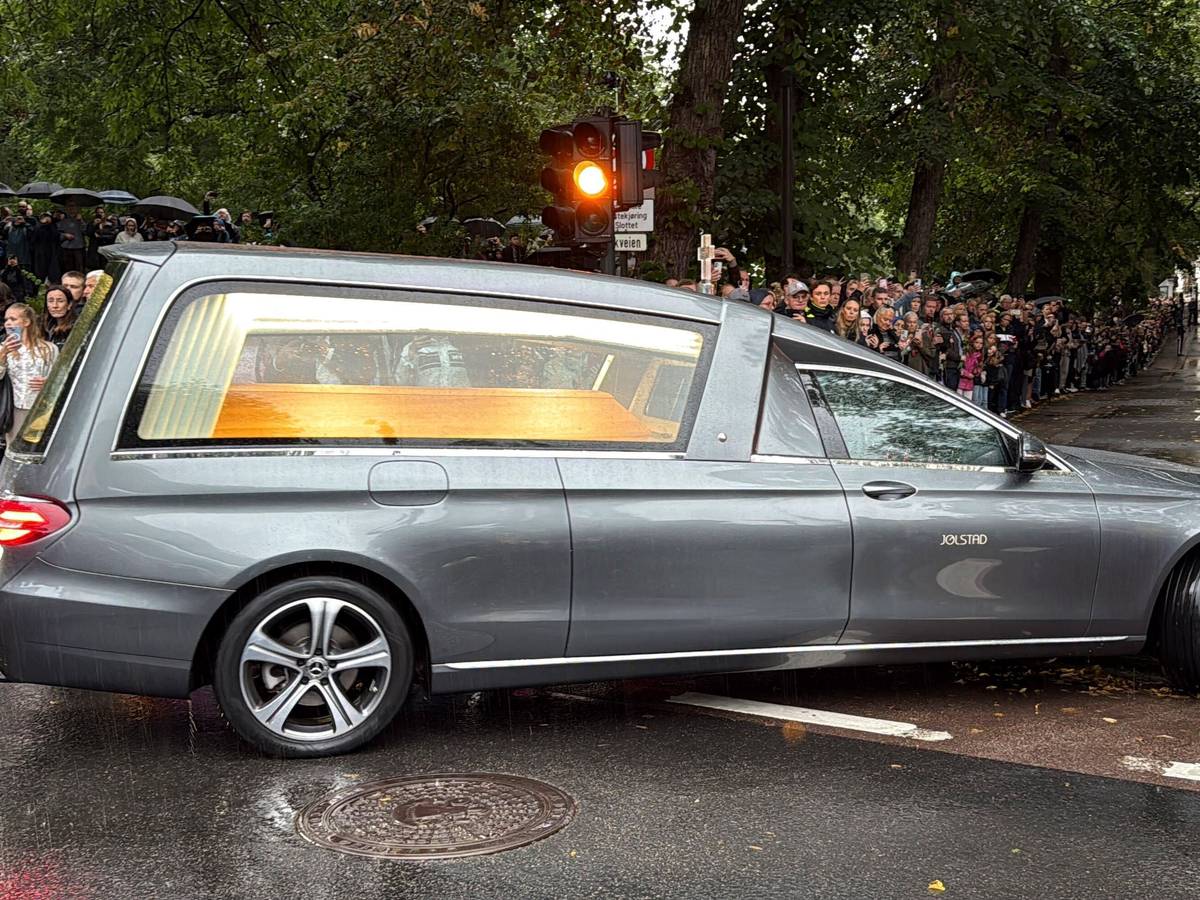 Der Sarg mit Norwegens König Harald V. wird in einem Trauerzug von der Kapelle des Nationalkrankenhauses durch Oslo zum Königspalast gefahren.