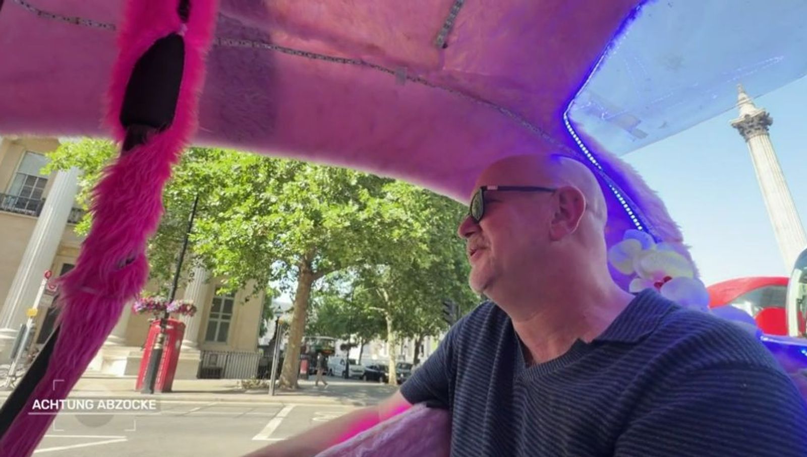 Bei einer Taxi-Fahrt durch London entgeht Giesel nichts. Auch nicht die „Wodkafahne“ des Fahrers. (Bild: Joyn)