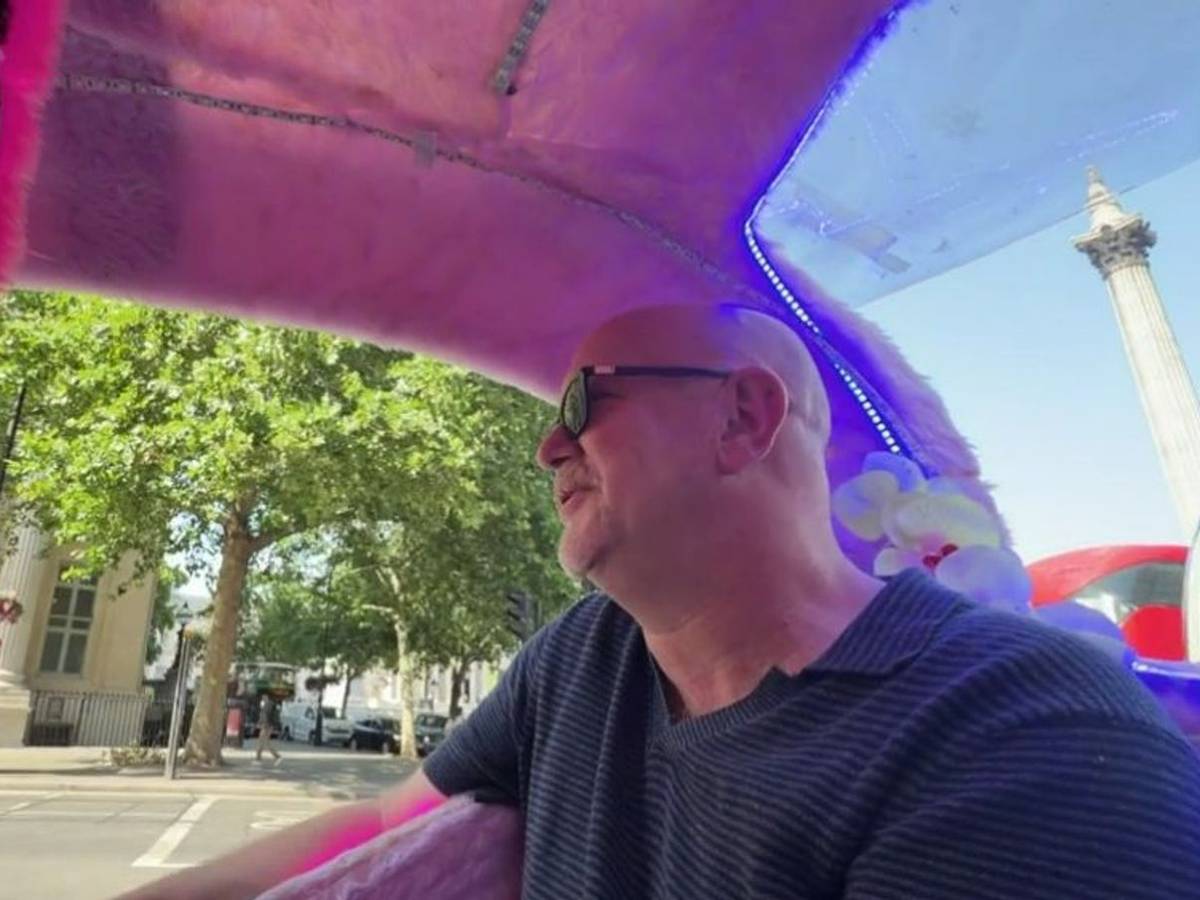 Bei einer Taxi-Fahrt durch London entgeht Giesel nichts. Auch nicht die „Wodkafahne“ des Fahrers. (Bild: Joyn)