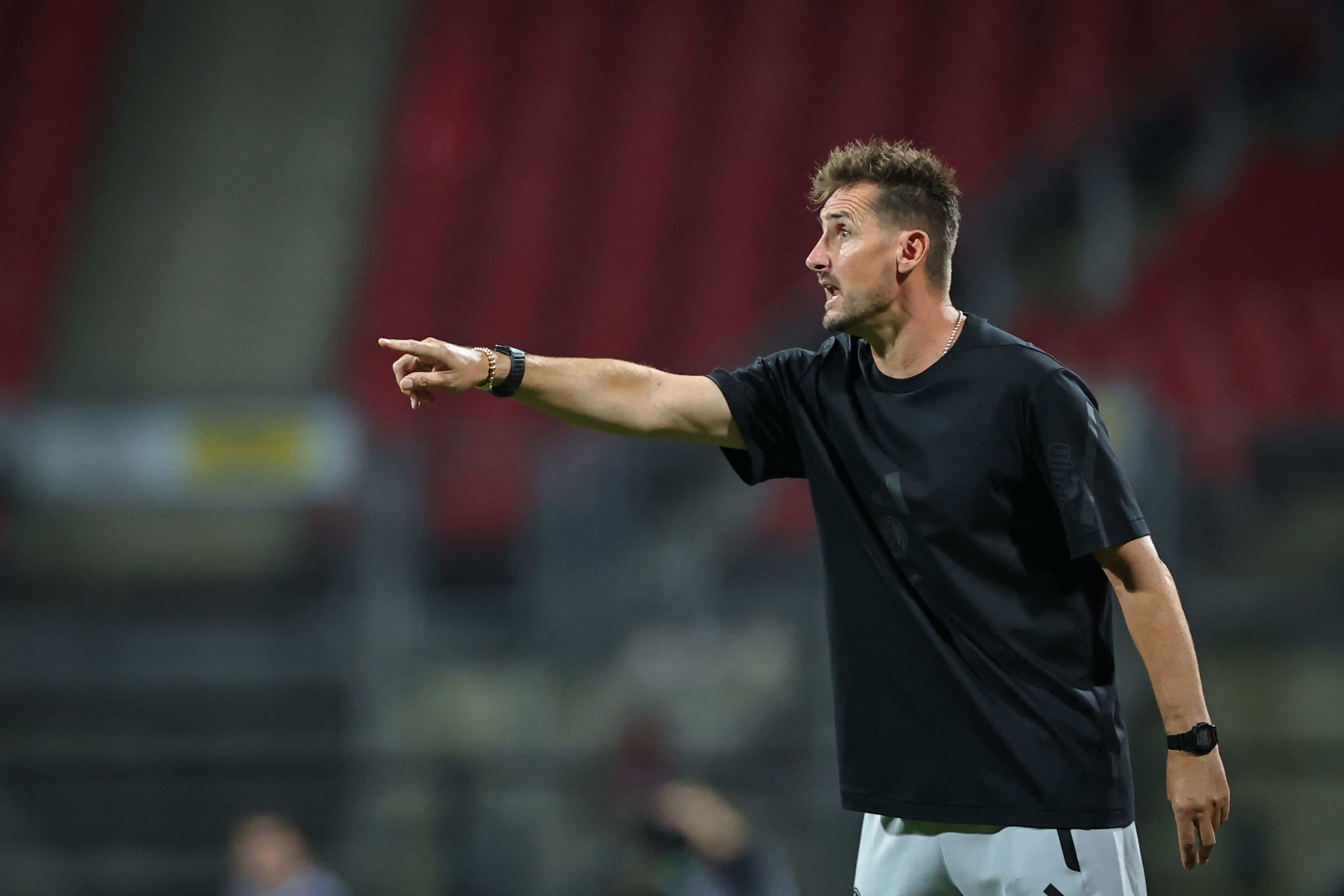 Miroslav Klose dirigiert beim 1. FC Nürnberg am Spielfeldrand.