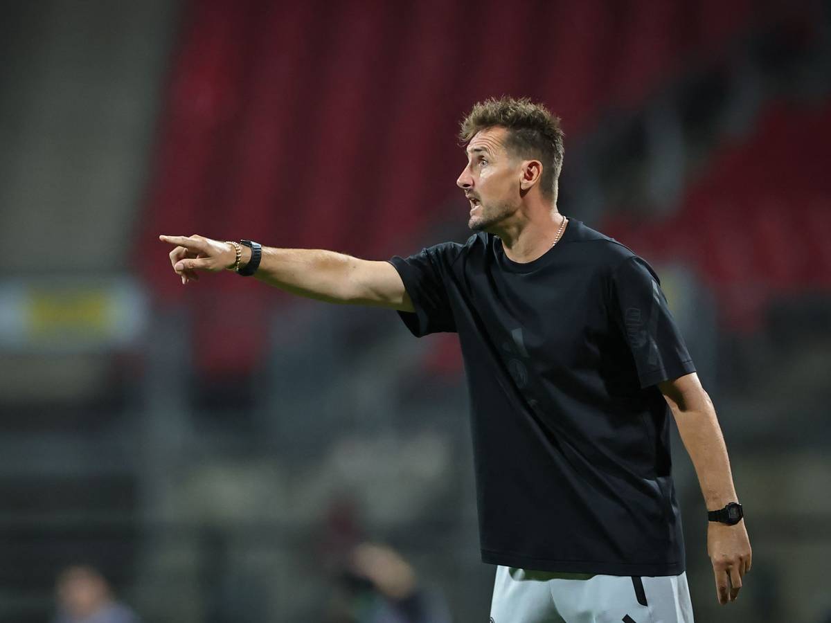 Miroslav Klose dirigiert beim 1. FC Nürnberg am Spielfeldrand.