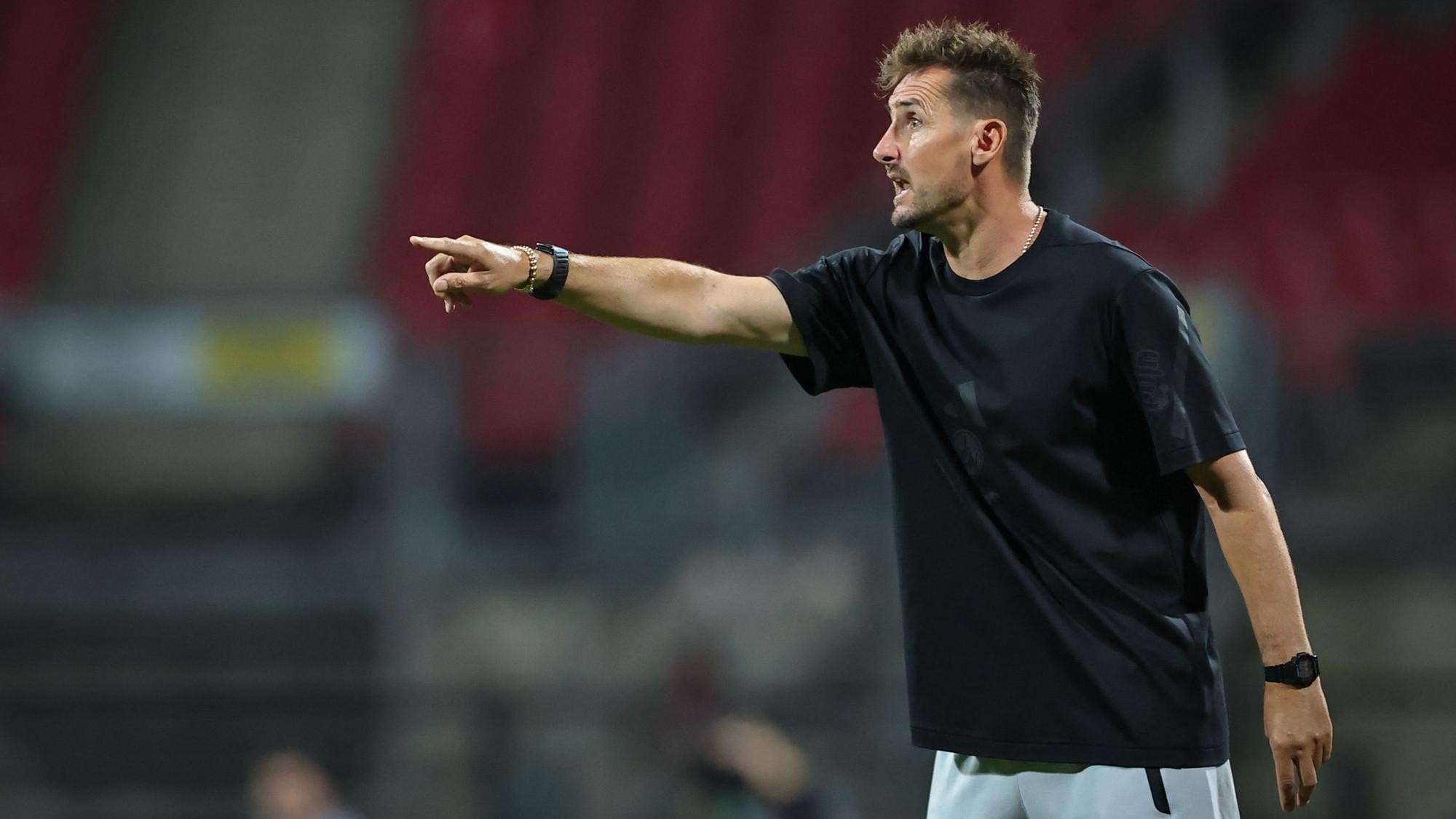 Miroslav Klose dirigiert beim 1. FC Nürnberg am Spielfeldrand.