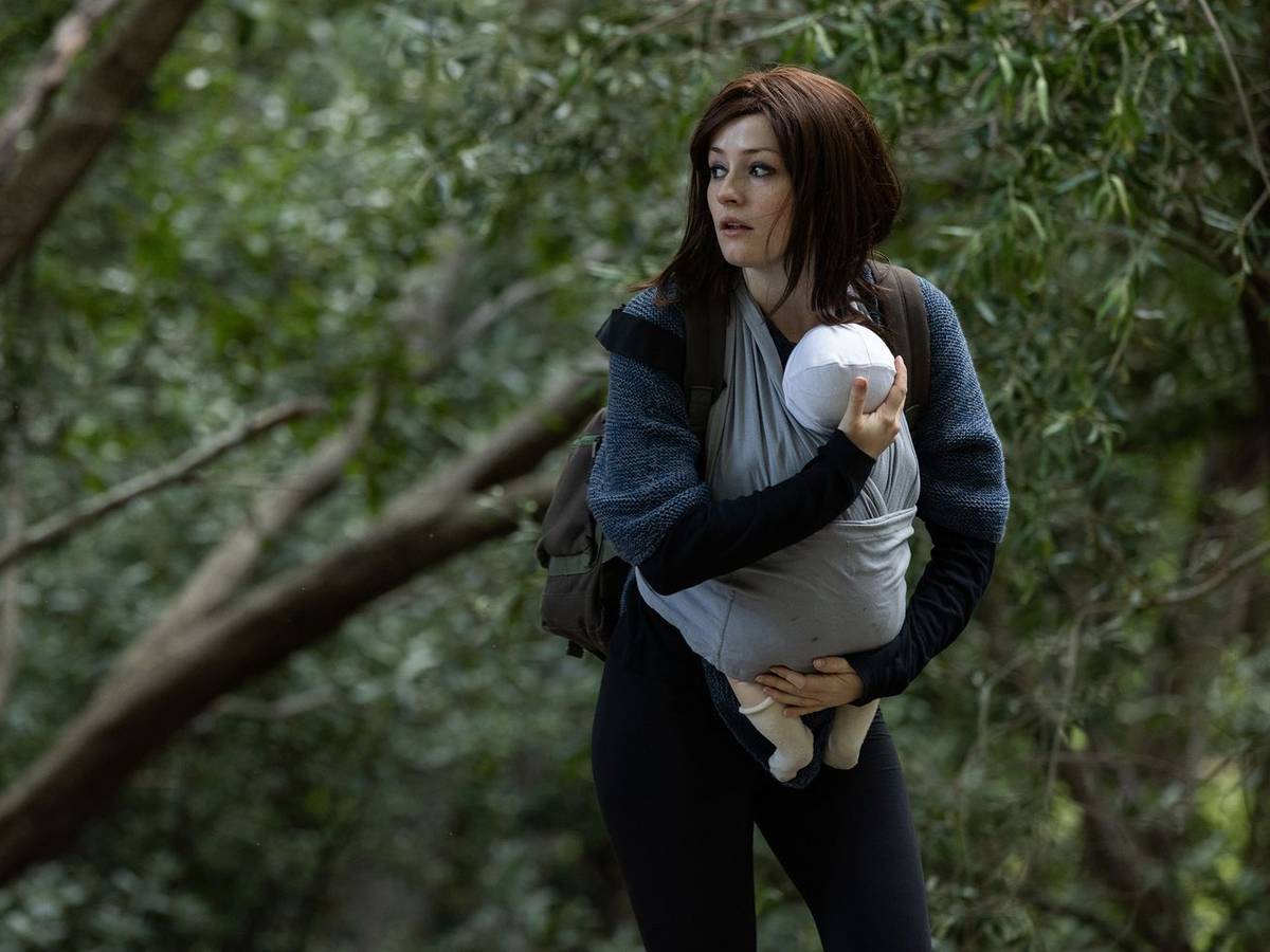 Ida (Ella Øverbye) begibt sich mit ihrem Baby auf eine riskante Flucht, die sie teilweise mit dem Auto, dem Boot und zu Fuß durch den Regenwald zurücklegen muss, (Bild: NDR/Charlie Sperring)