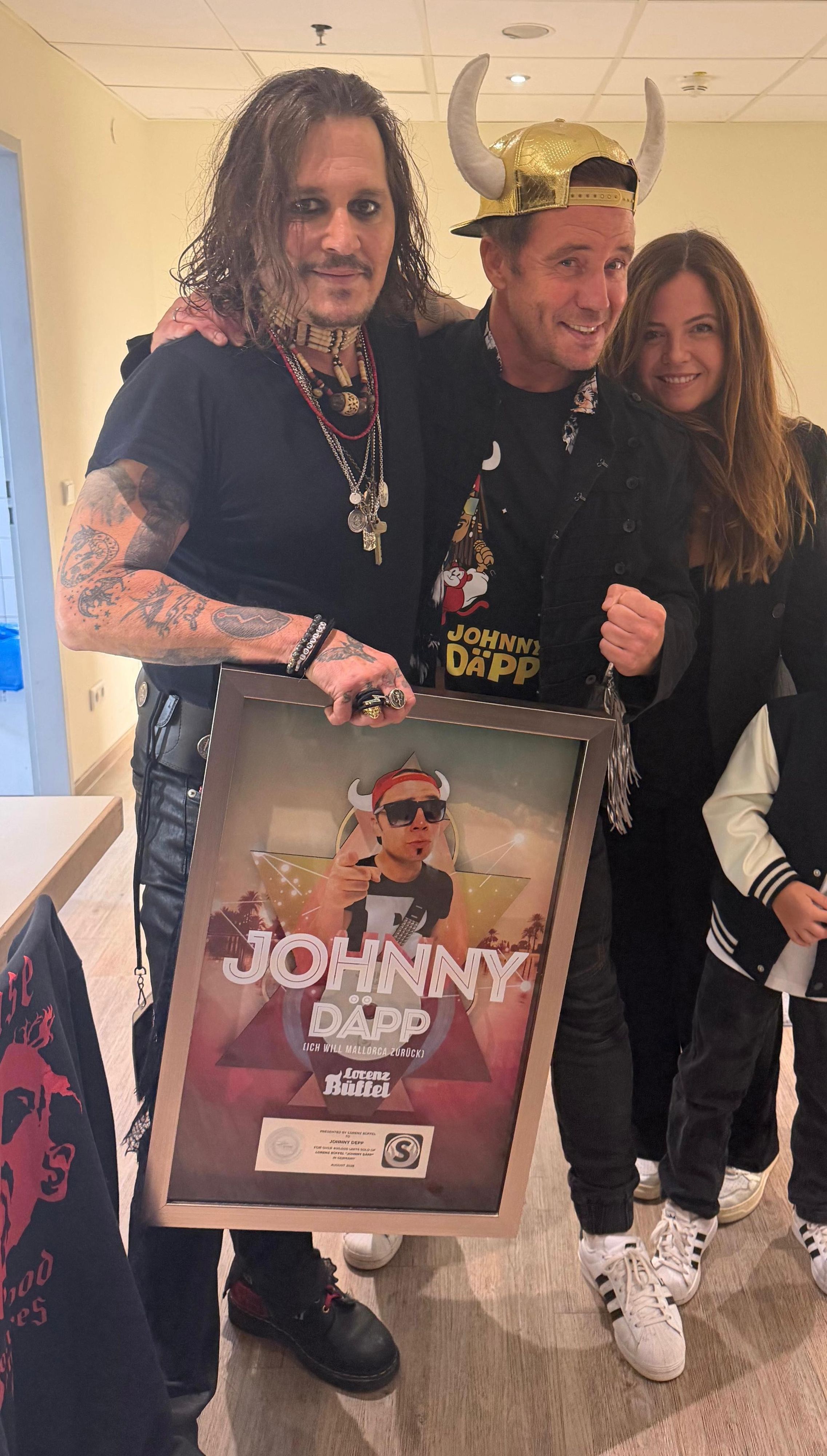 Johnny Depp mit Lorenz Büffel bei der Übergabe einer Platin-Schallplatte.