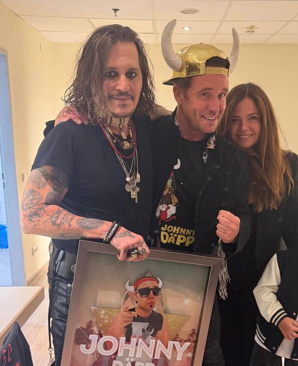 Johnny Depp mit Lorenz Büffel bei der Übergabe einer Platin-Schallplatte.