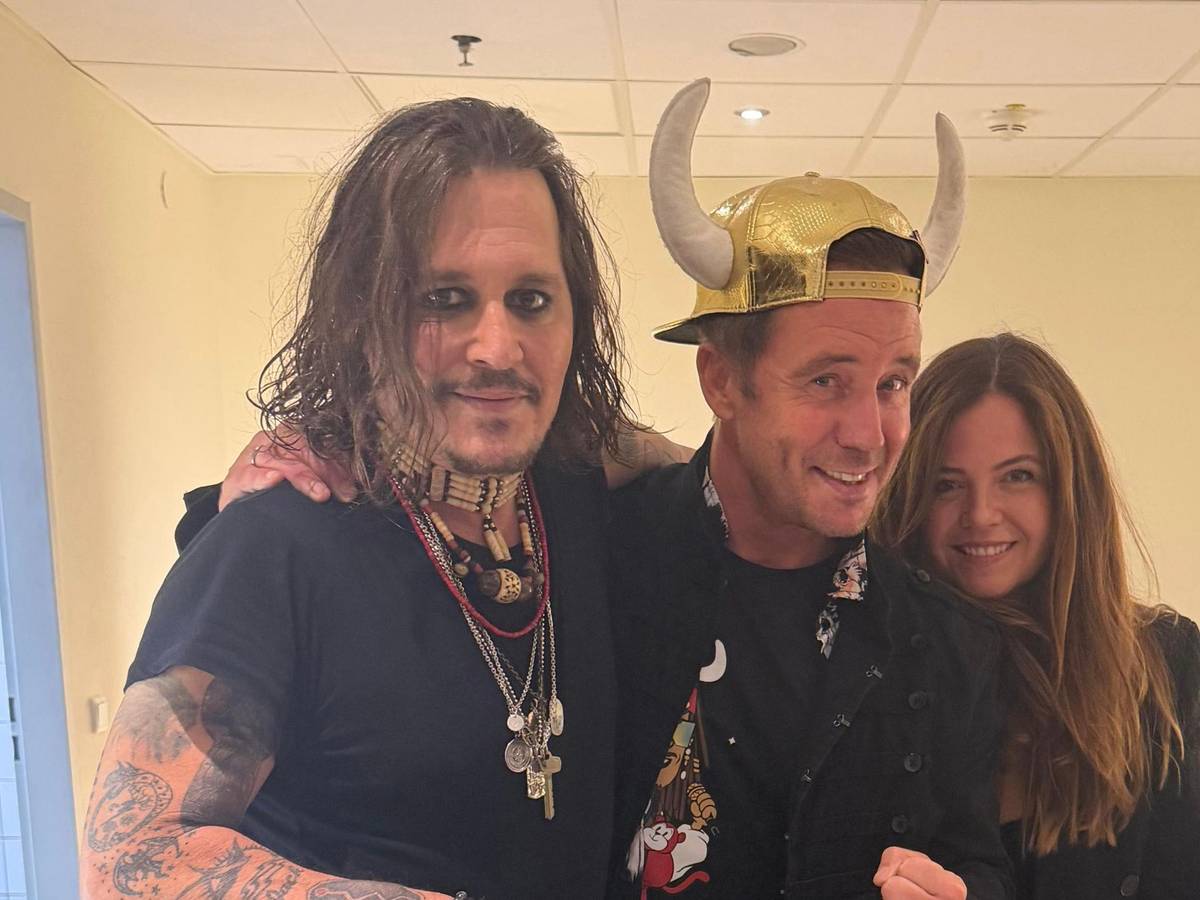 Johnny Depp mit Lorenz Büffel bei der Übergabe einer Platin-Schallplatte.