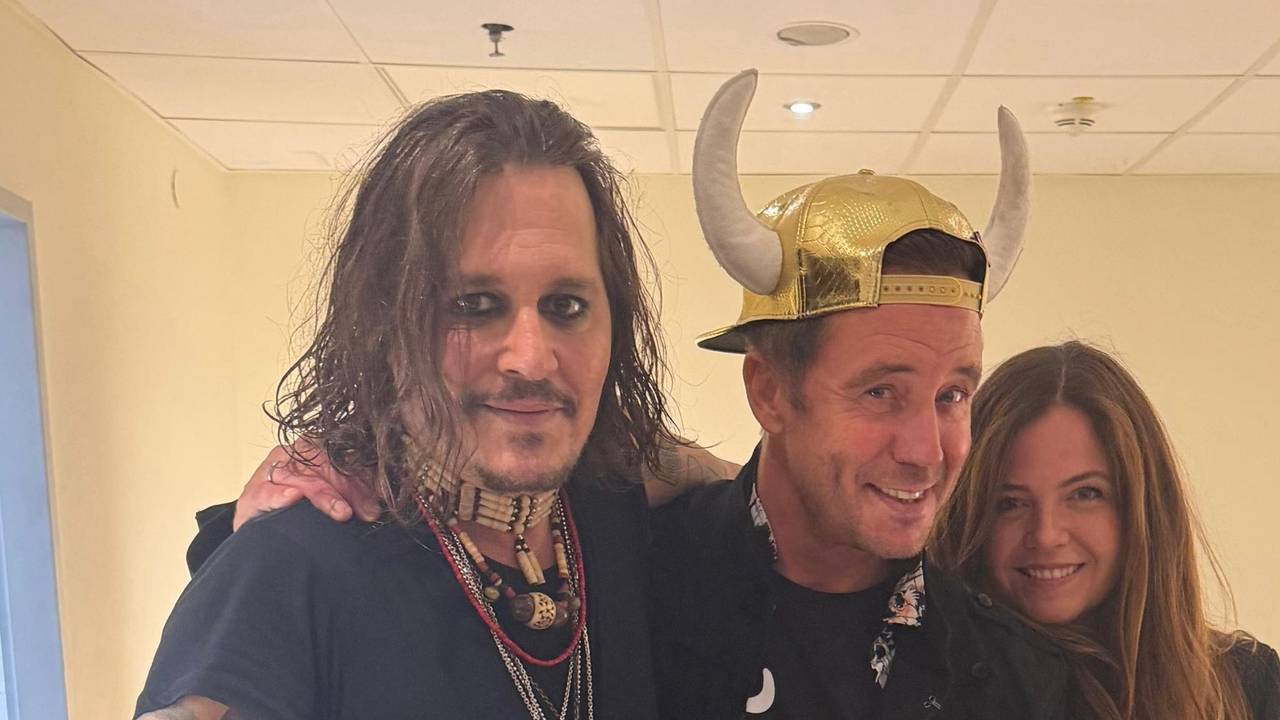 Johnny Depp mit Lorenz Büffel bei der Übergabe einer Platin-Schallplatte.