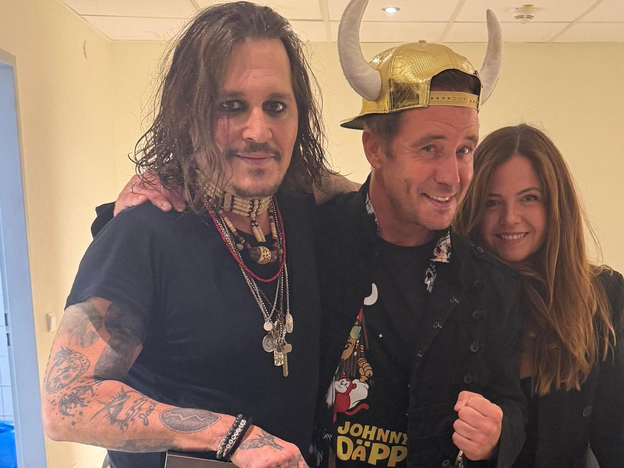 Johnny Depp mit Lorenz Büffel bei der Übergabe einer Platin-Schallplatte.