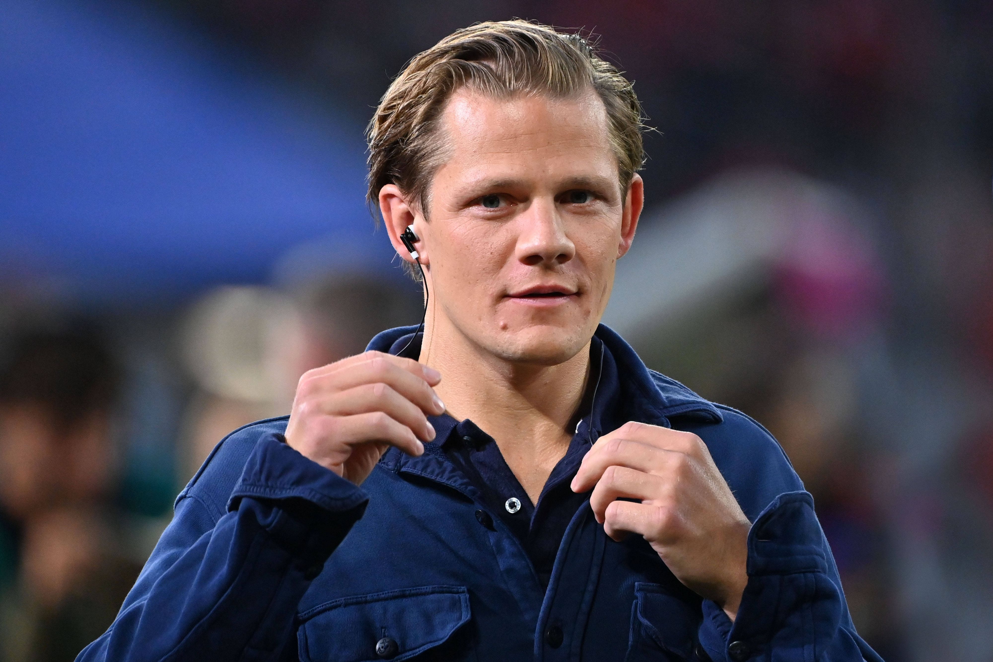 Max von der Groeben wird im Stadion verkabelt.