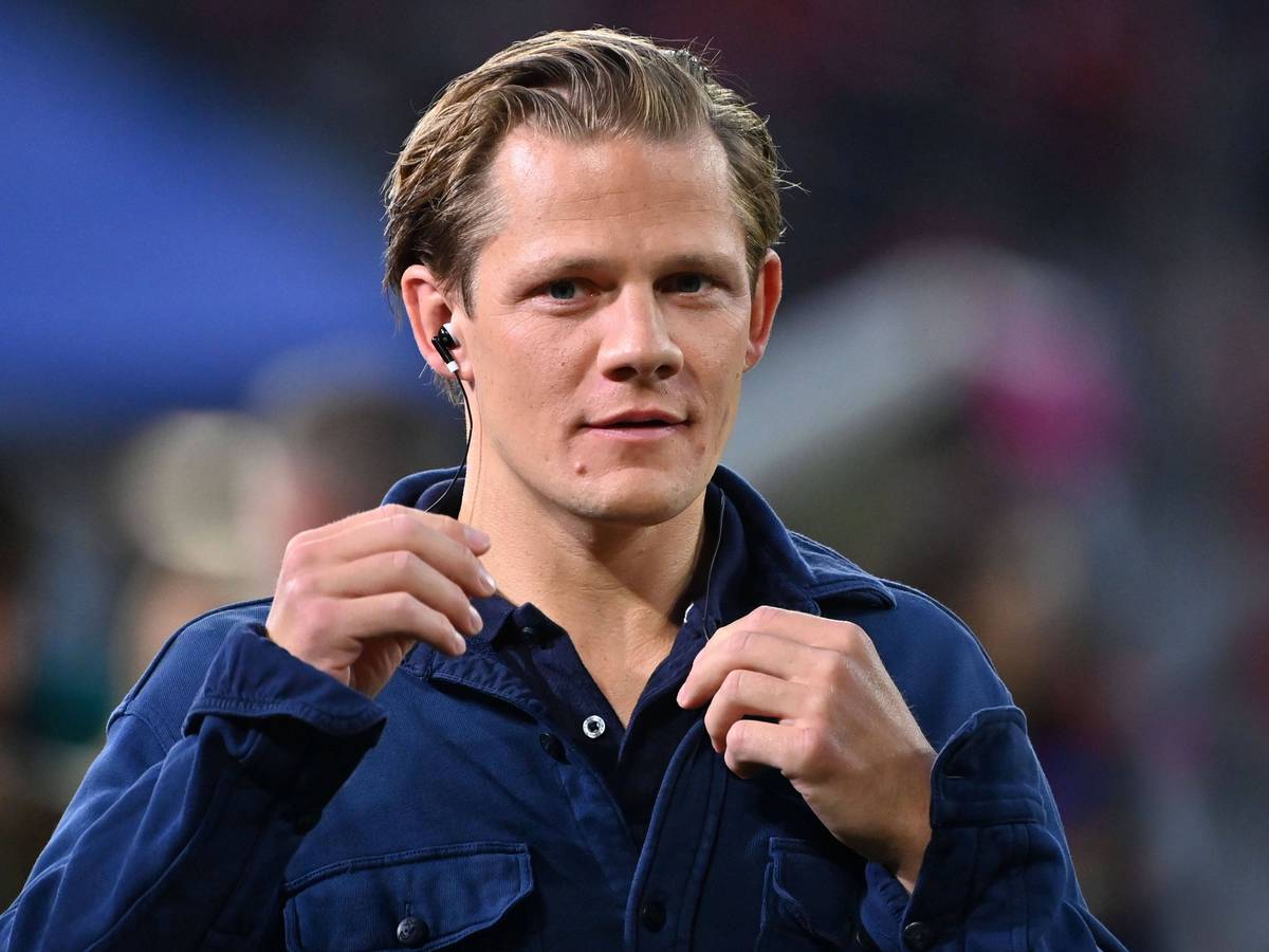Max von der Groeben wird im Stadion verkabelt.