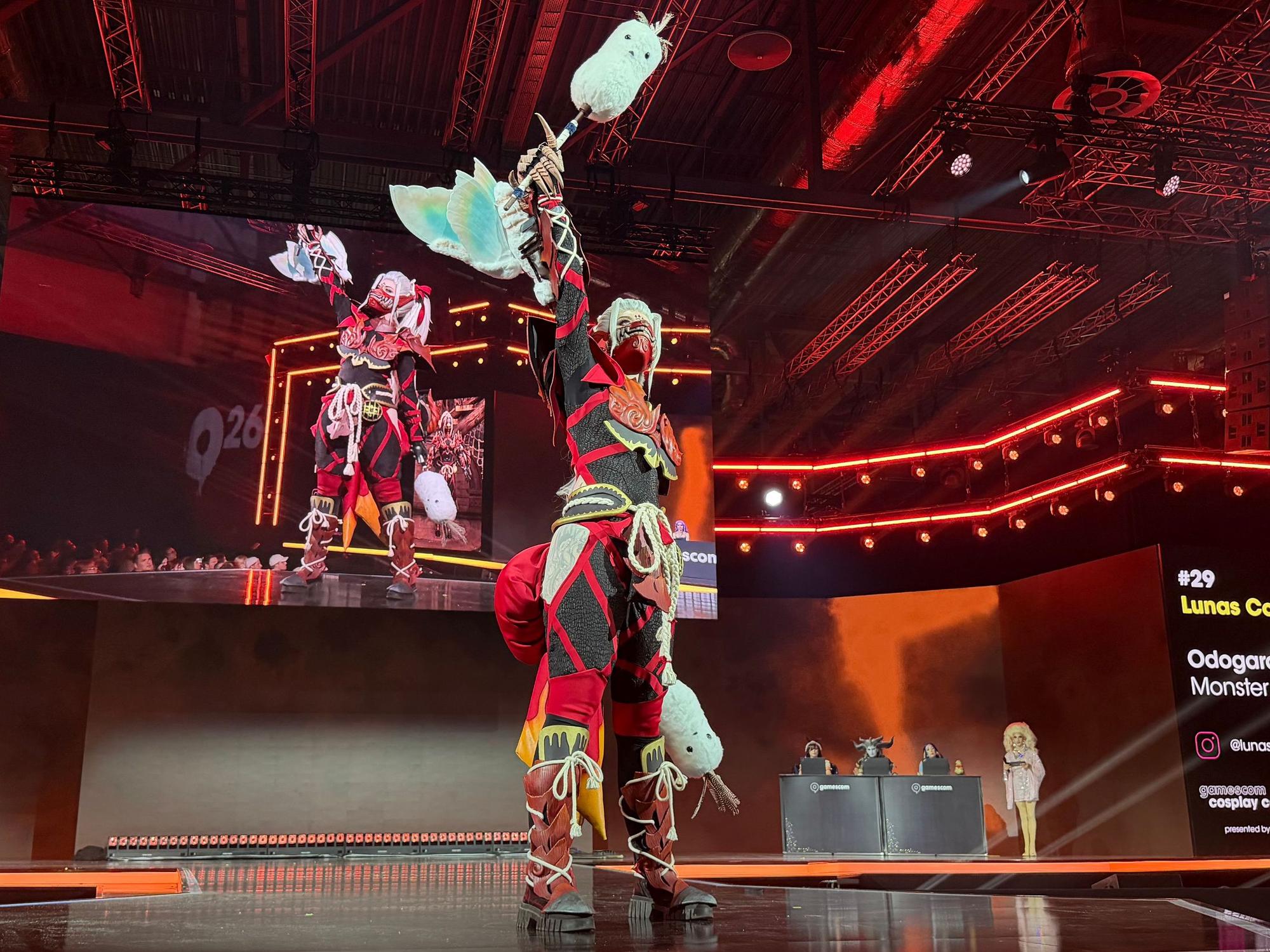 Cosplayerin präsentiert sich auf der Bühne