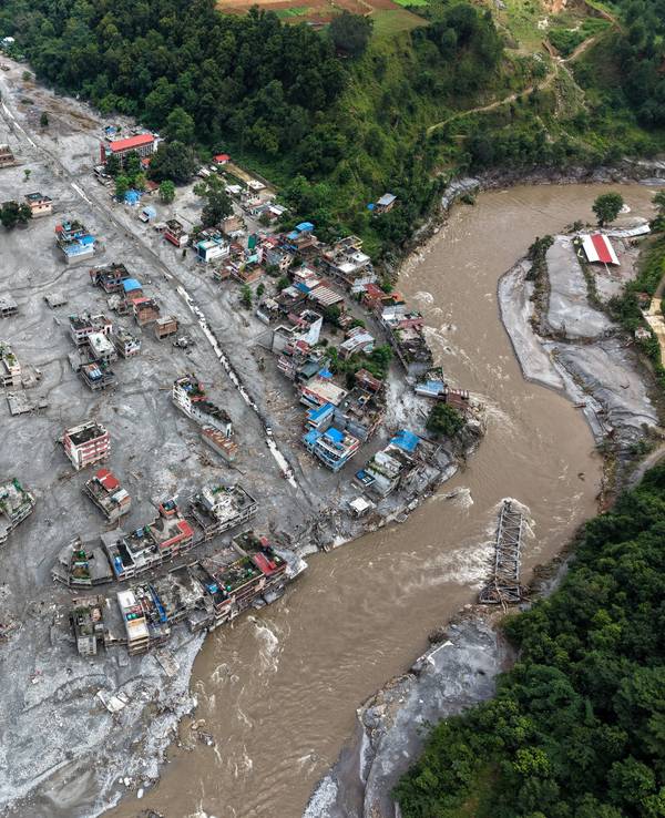 Ein Luftbild zeigt Häuser in einer Stadt am Trishuli-Fluss, die durch die Sturzfluten zerstört wurden