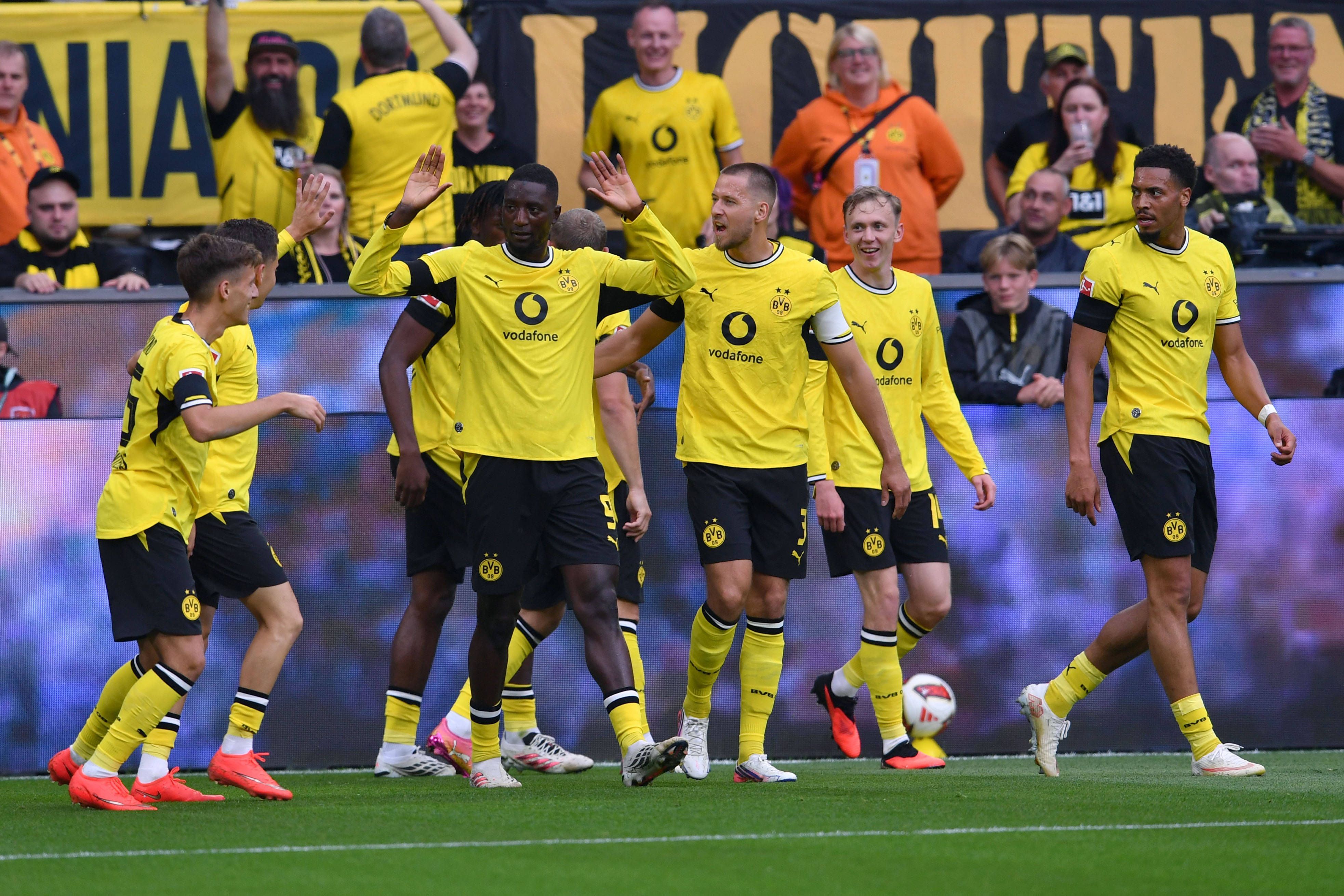 Serhou Guirassy bejubelt sein BVB-Tor zum 1:0.