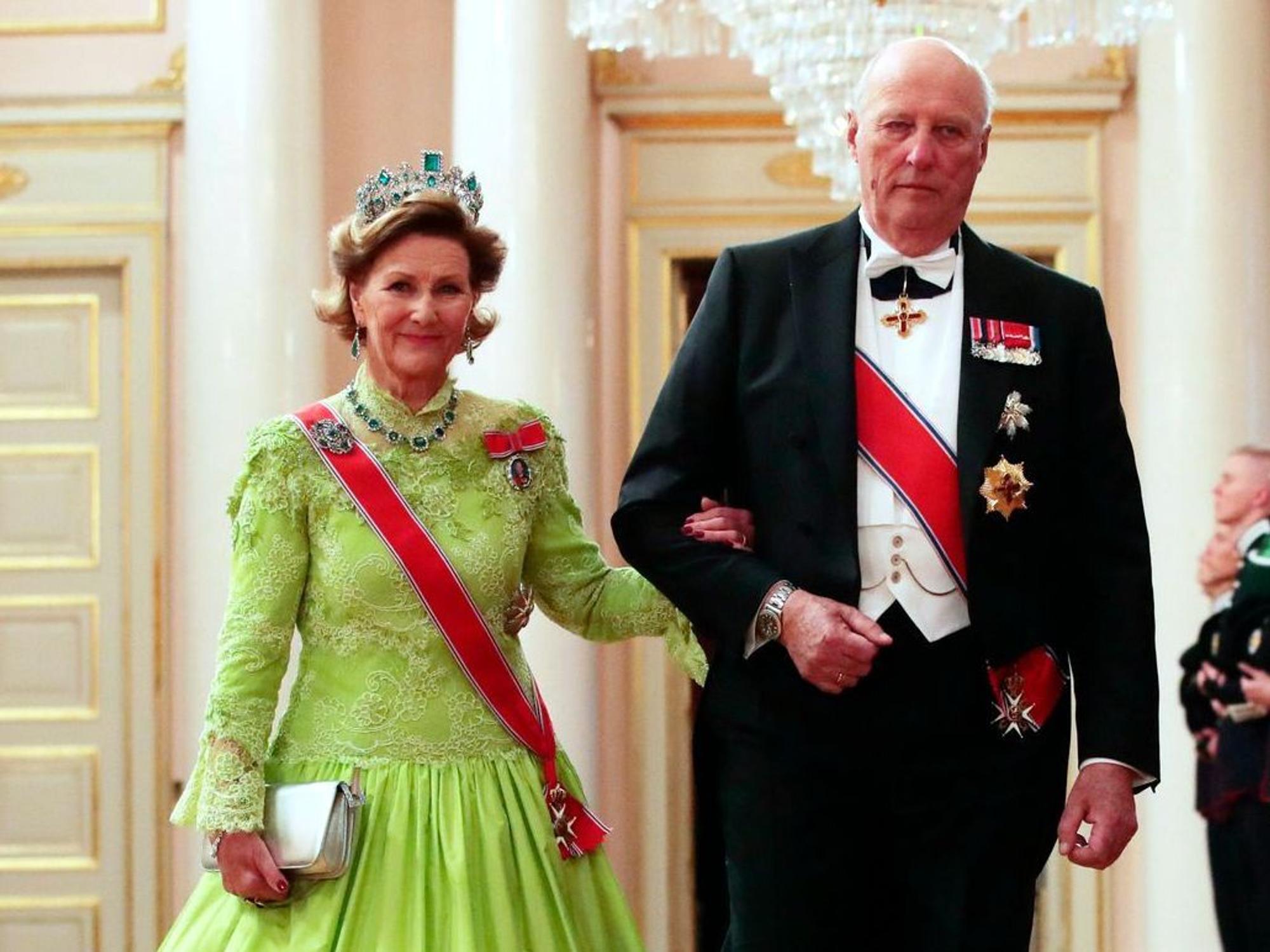 Königin Sonja Arm in Arm mit König Harald.