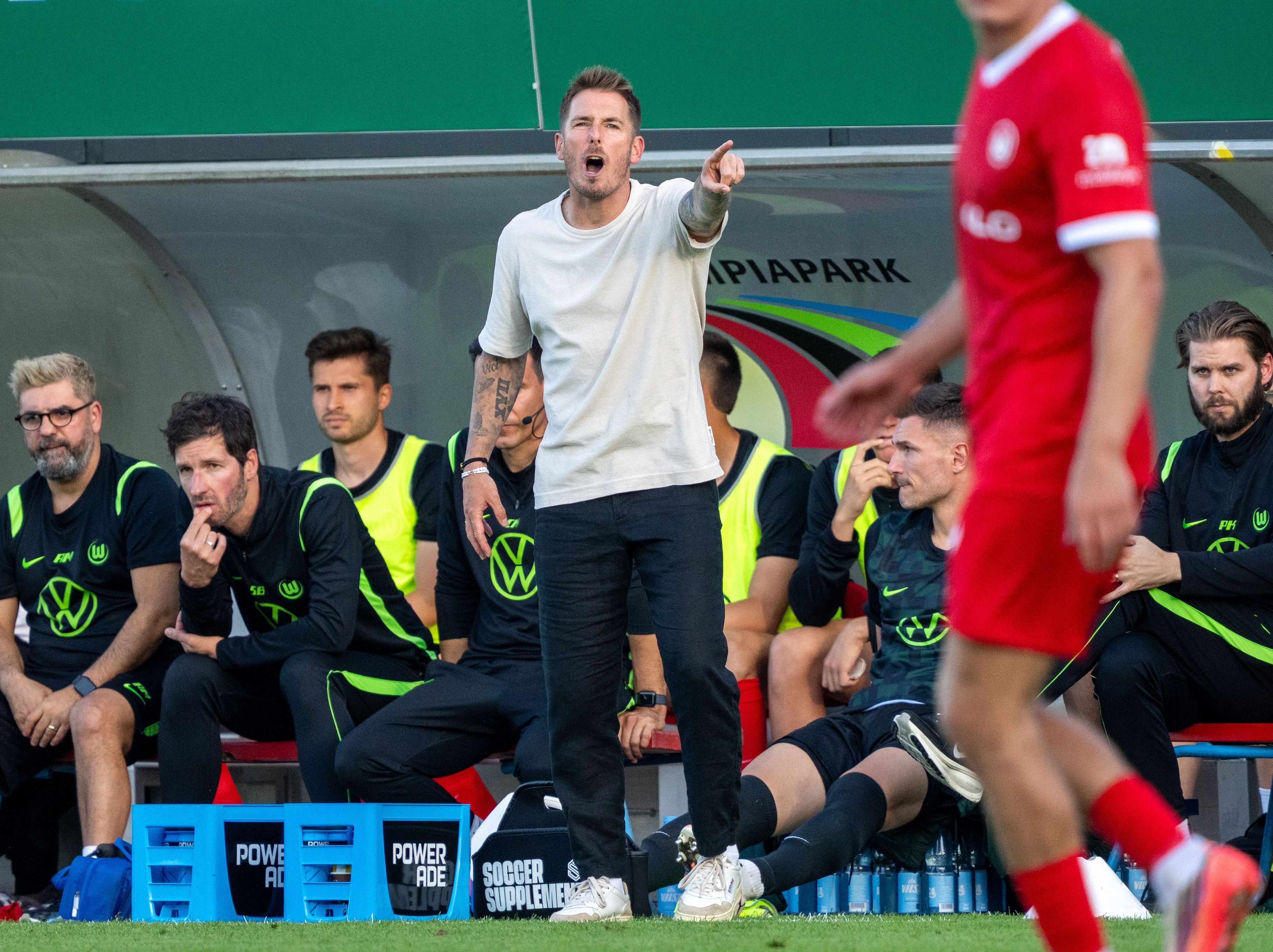Wolfsburgs Cheftrainer Tobias Strobl (VfL Wolfsburg) peitscht seine Mannschaft an der Seitenauslinie nach vorne.