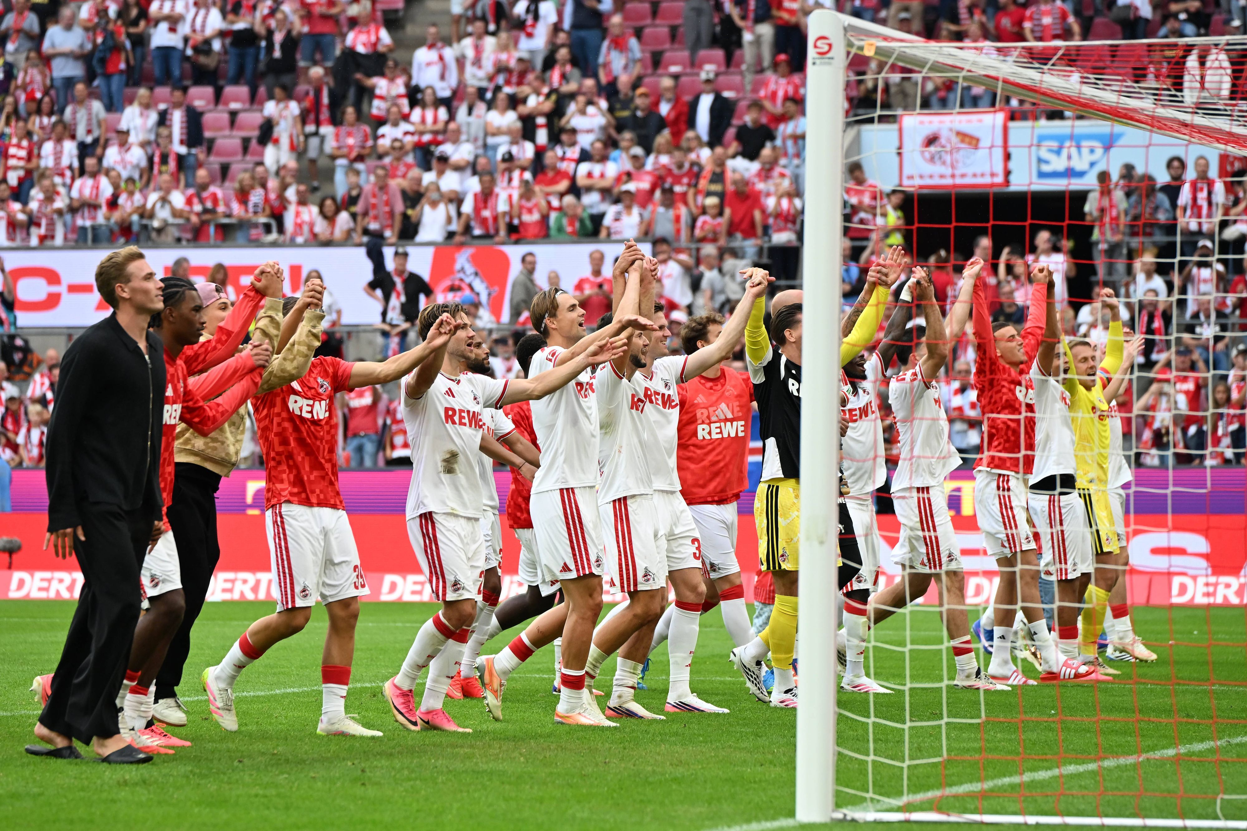 Jubel mit den Fans des 1. FC Köln nach dem Spiel.