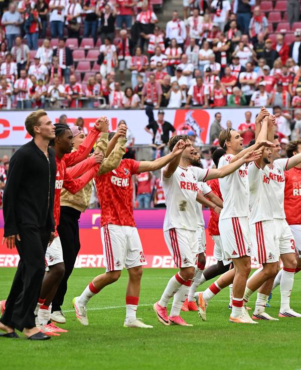 Jubel mit den Fans des 1. FC Köln nach dem Spiel.