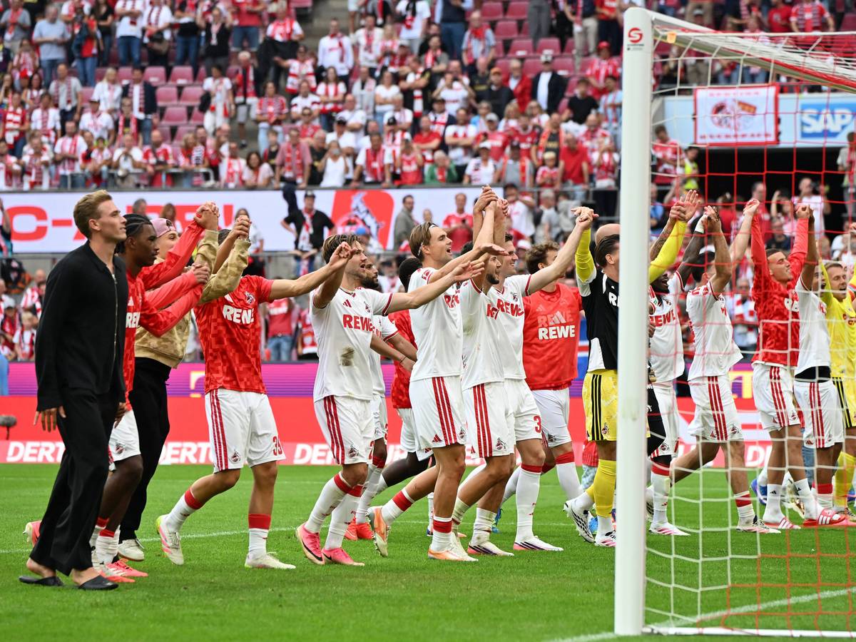 Jubel mit den Fans des 1. FC Köln nach dem Spiel.