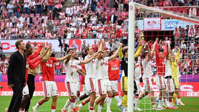 Jubel mit den Fans des 1. FC Köln nach dem Spiel.