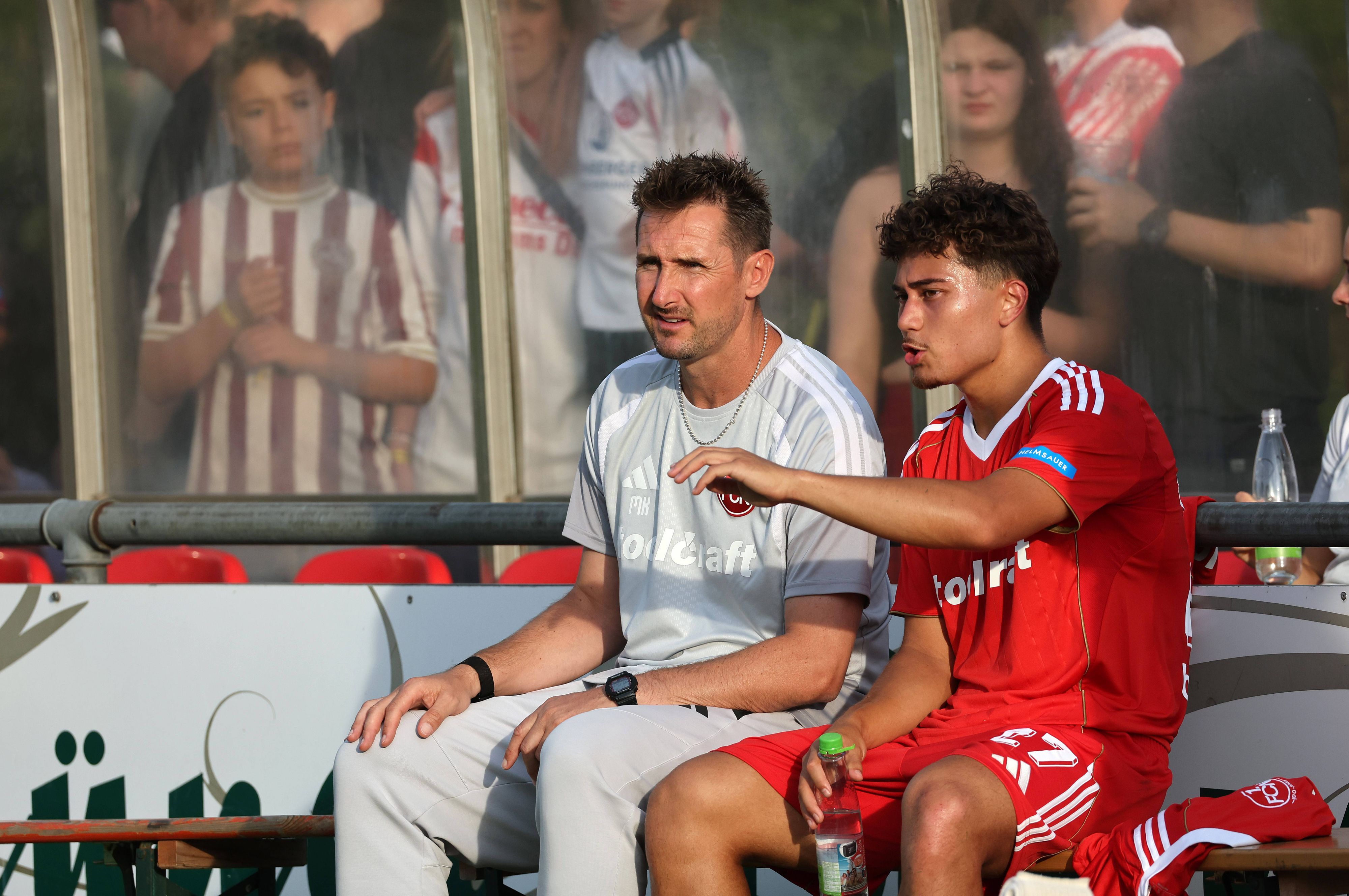 Justin von der Hitz im Gespräch mit Nürnberg-Coach Miroslav Klose.